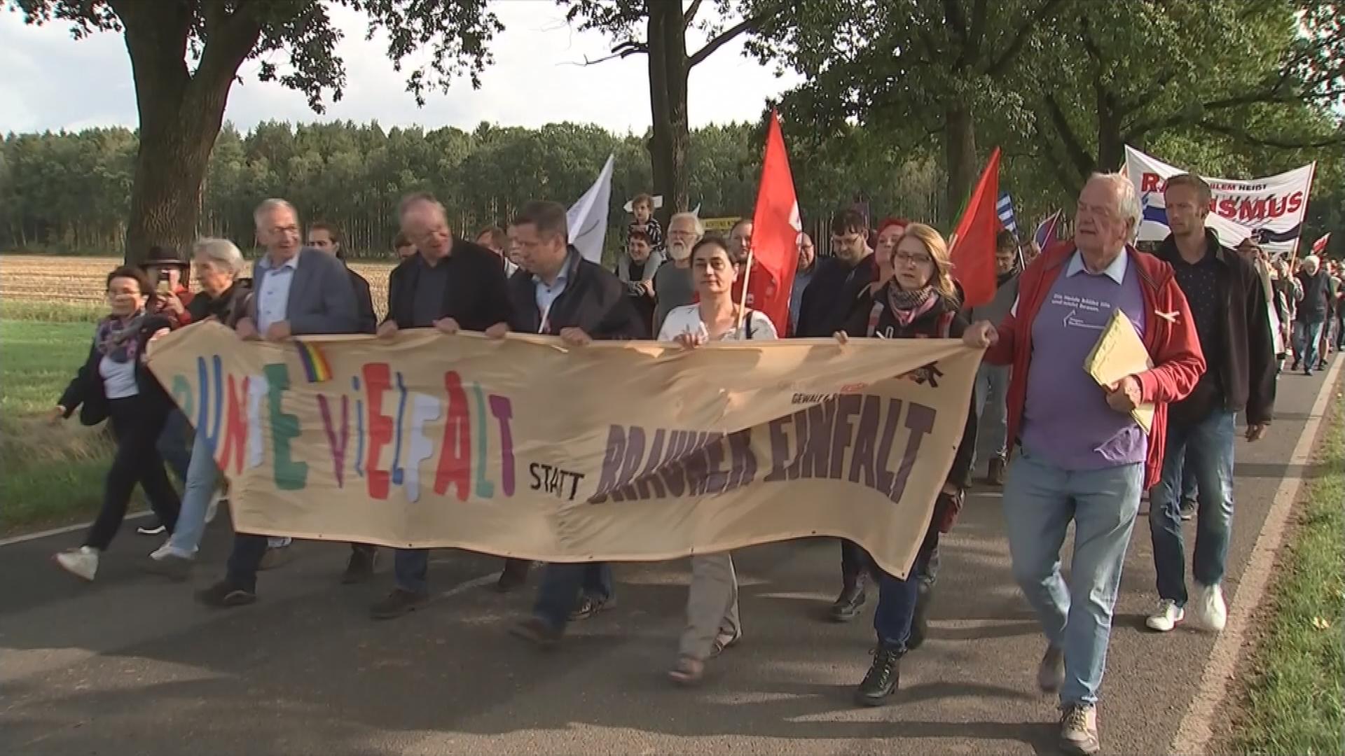 Menschen demonstrieren am 30.09.2023 in Eschede, Niedersachsen gegen Neonazis.