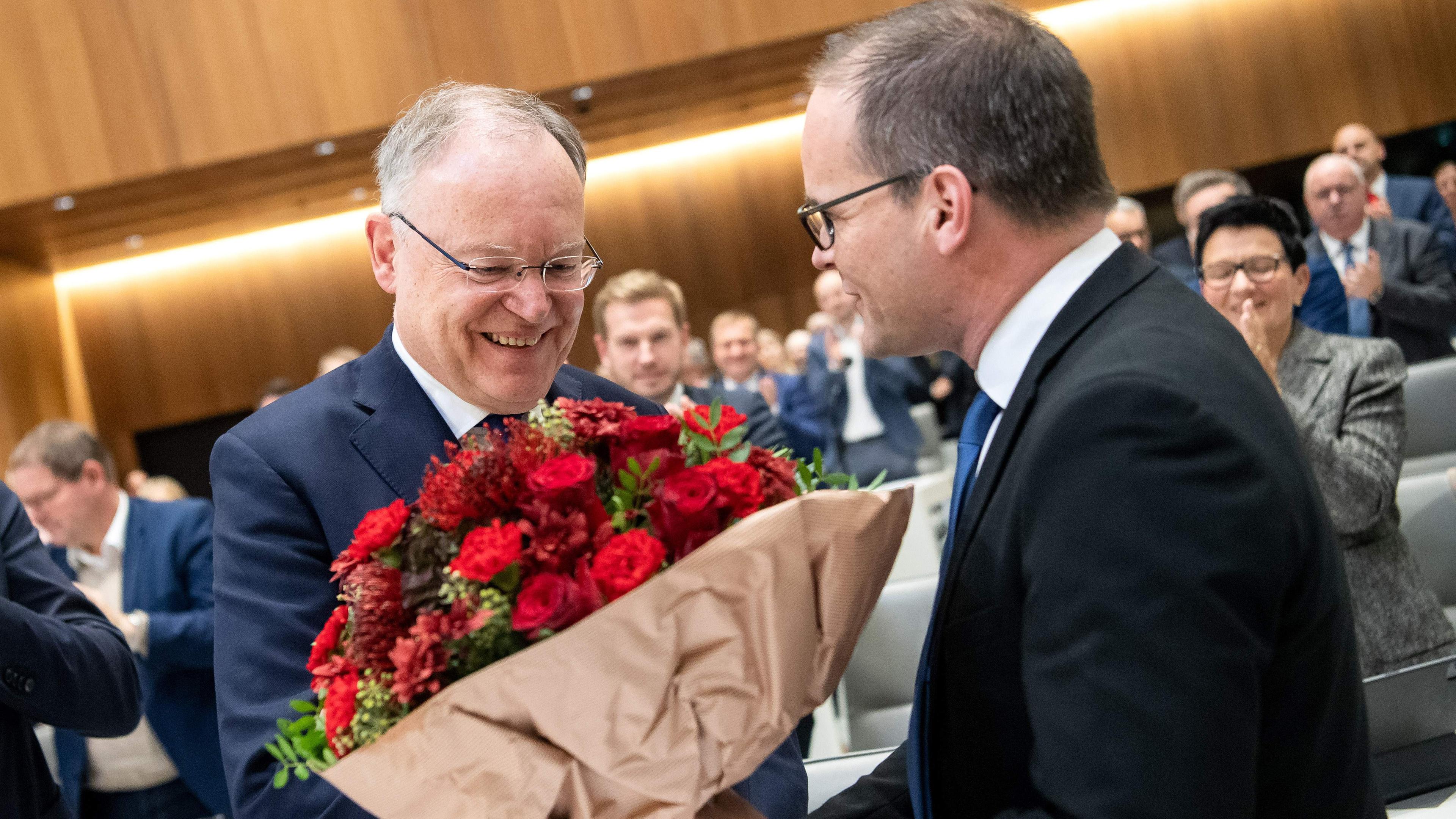 Niedersachsen, Hannover: Grant Hendrik Tonne (SPD, r) gratuliert Stephan Weil (SPD, l) zur Wiederwahl zum Ministerpräsidenten von Niedersachsen. 