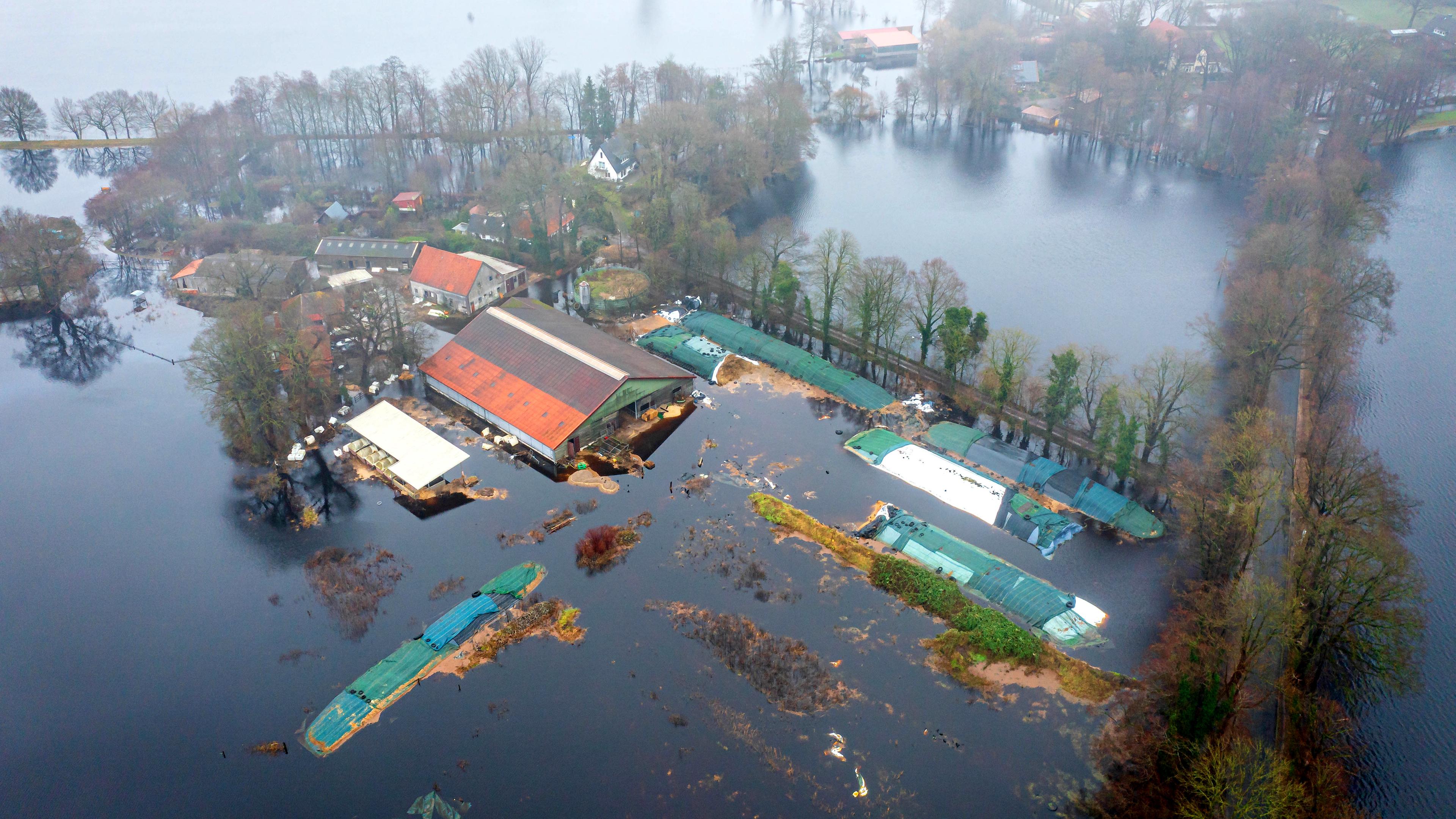 Niedersachsen, Timmersloh: Ein Hof im Bremer Ortsteil Timmersloh steht unter Wasser