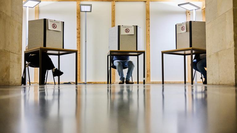 Wähler geben in einem Wahlraum im Neuen Rathaus ihre Stimmen für die Kommunalwahl 2026 in Niedersachsen ab.