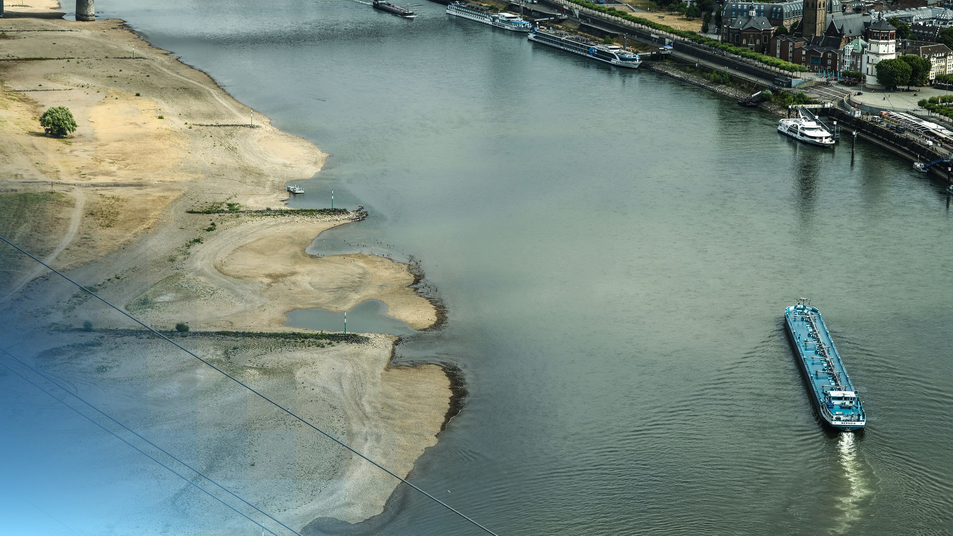 Der Rhein bei Düsseldorf mit extremen Niedrigwasserstand