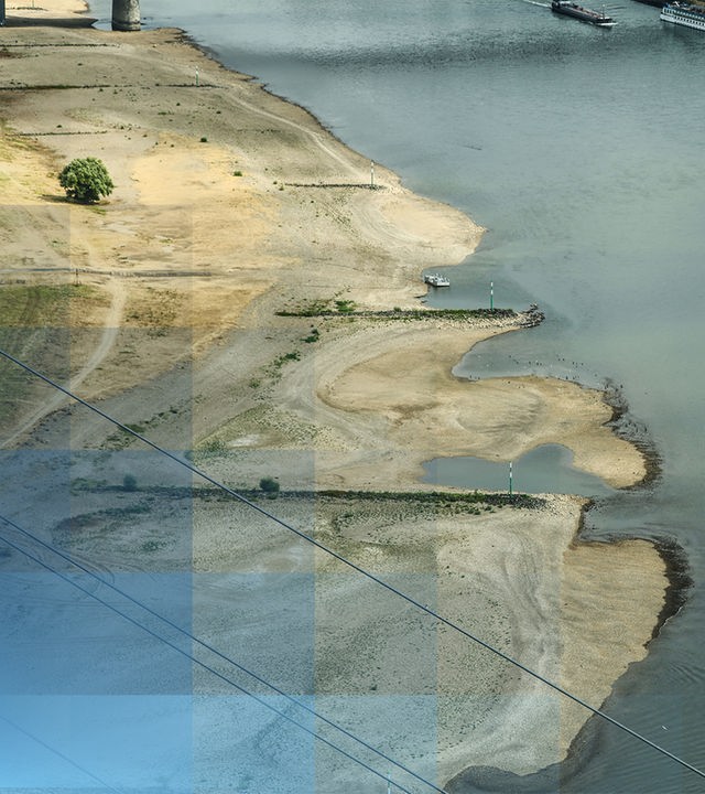 Der Rhein bei Düsseldorf mit extremen Niedrigwasserstand