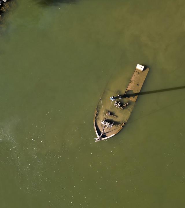 Nordrhein-Westfalen, Uedesheim: Ein vor langer Zeit gesunkenes Rheinschiff ist aufgrund des niedrigen Wasserstandes an der Oberfläche aufgetaucht. 