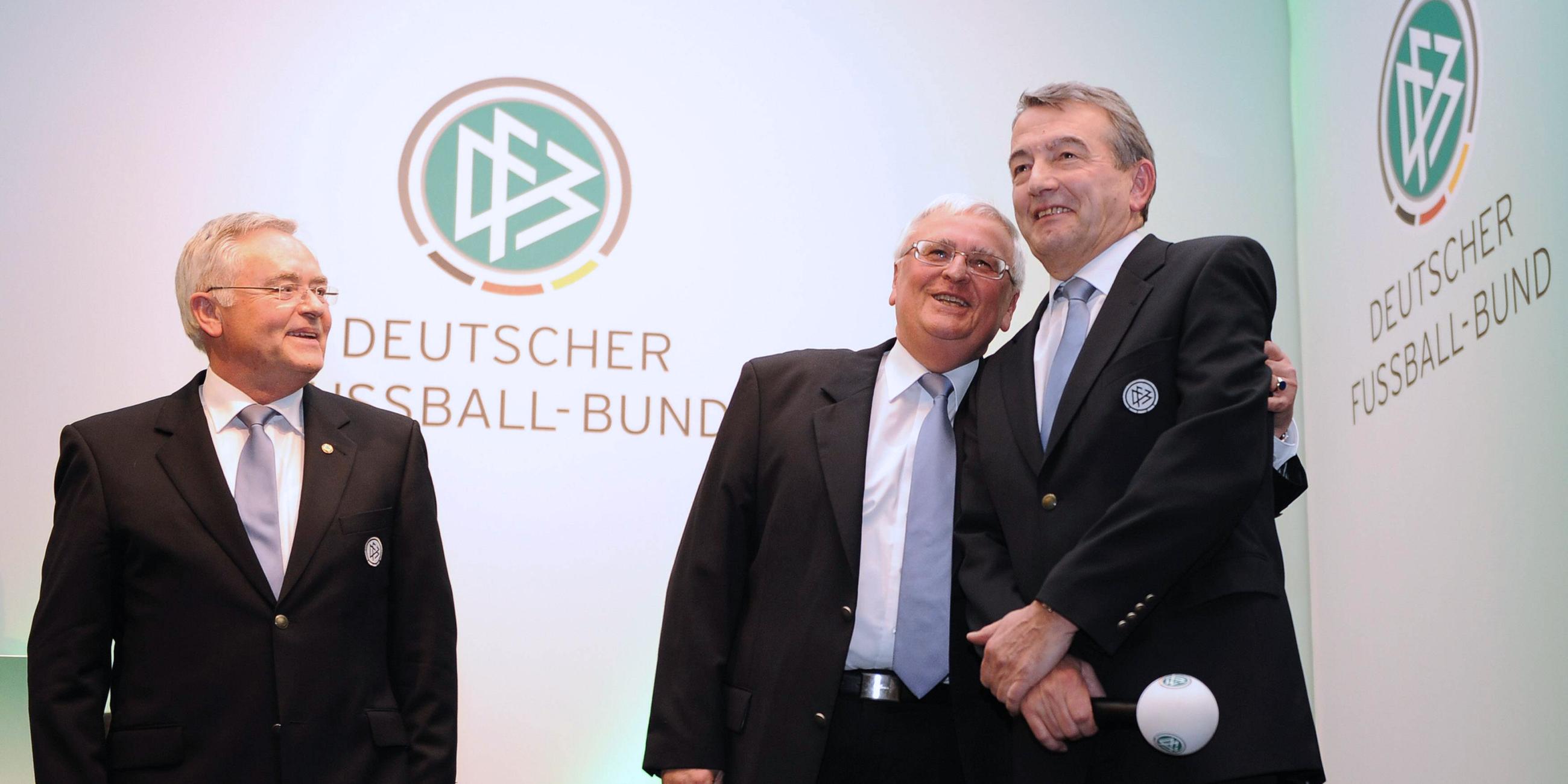 Horst R. Schmidt, der ehemalige DFB-Präsident Theo Zwanziger und der neu gewählte DFB-Präsident Wolfgang Niersbach stehen während der DFB-Bundesversammlung auf der Bühne (Archiv 2012)
