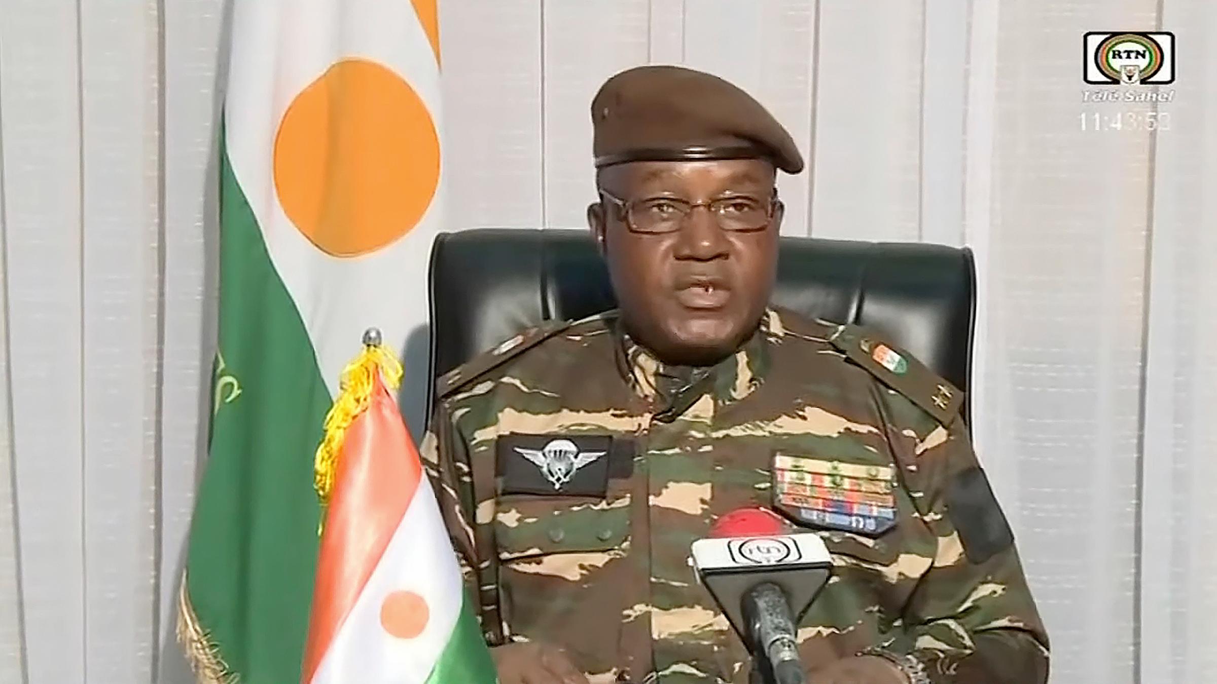 Der selbsternannte Präsident des Niger, Abdourahamane Tiani, hält eine Ansprache.
