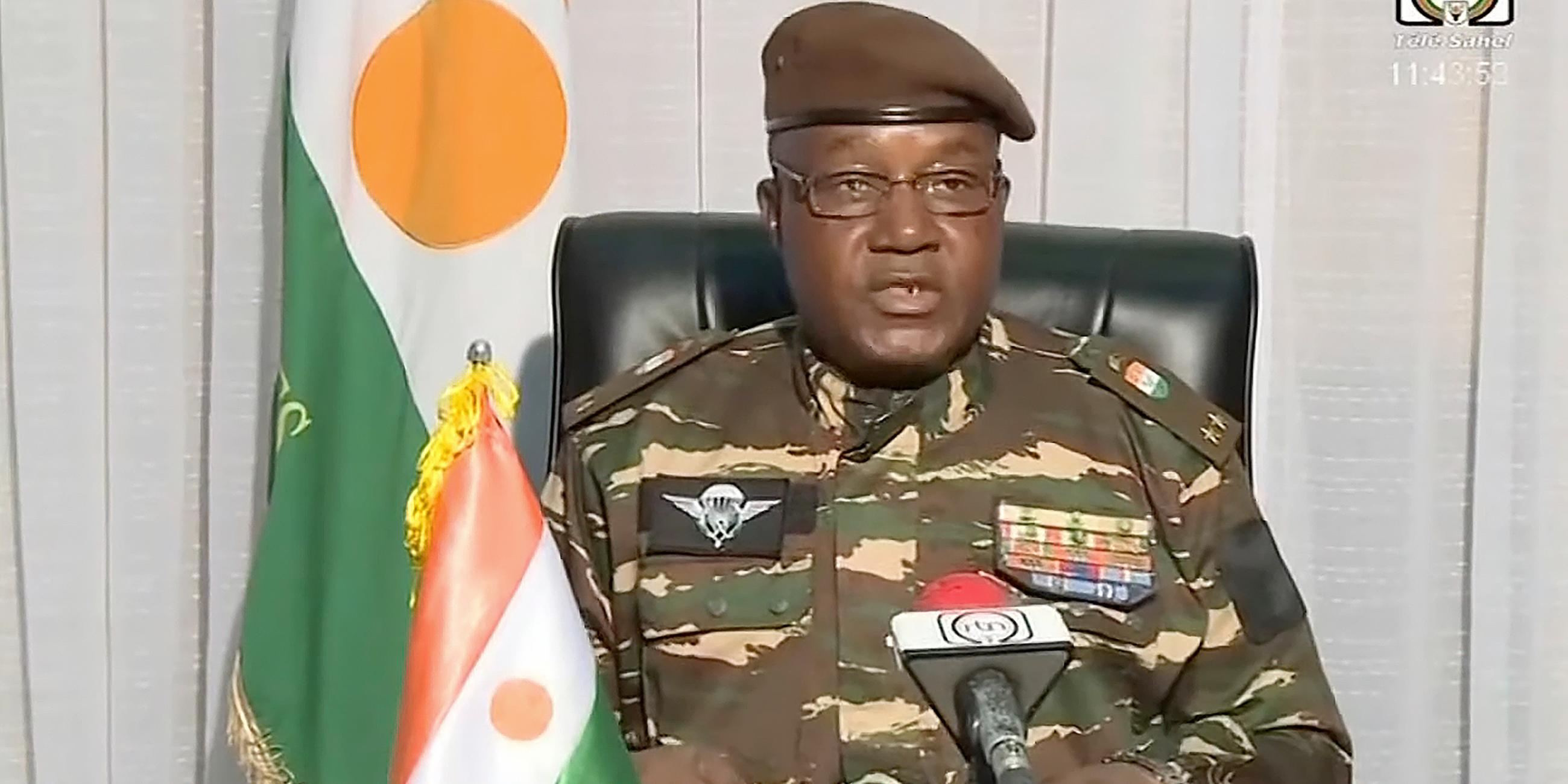 Der selbsternannte Präsident des Niger, Abdourahamane Tiani, hält eine Ansprache.
