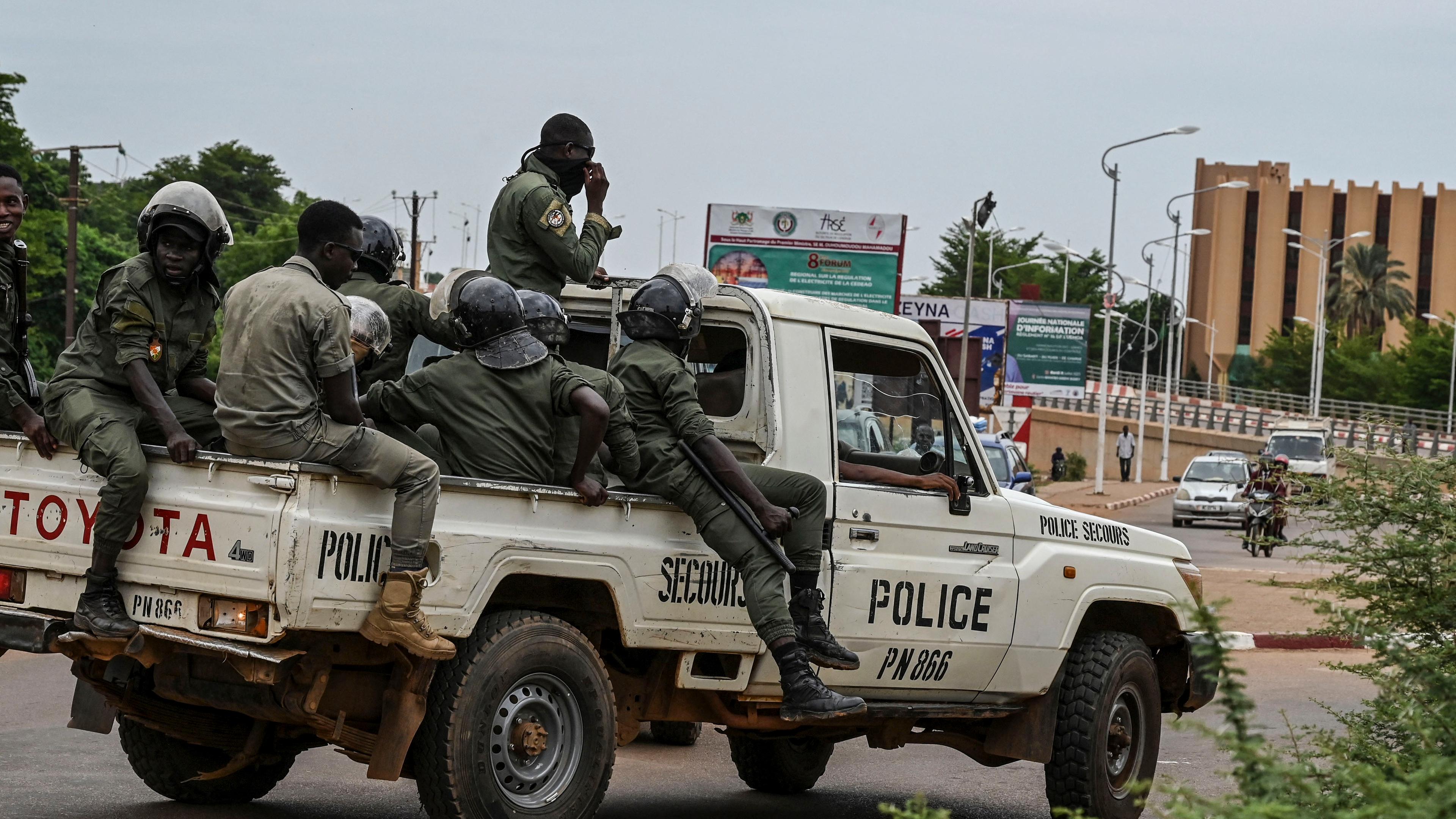 Niger, Niamey: Polizisten fahren mit einem Geländewagen durch die Straßen der Stadt