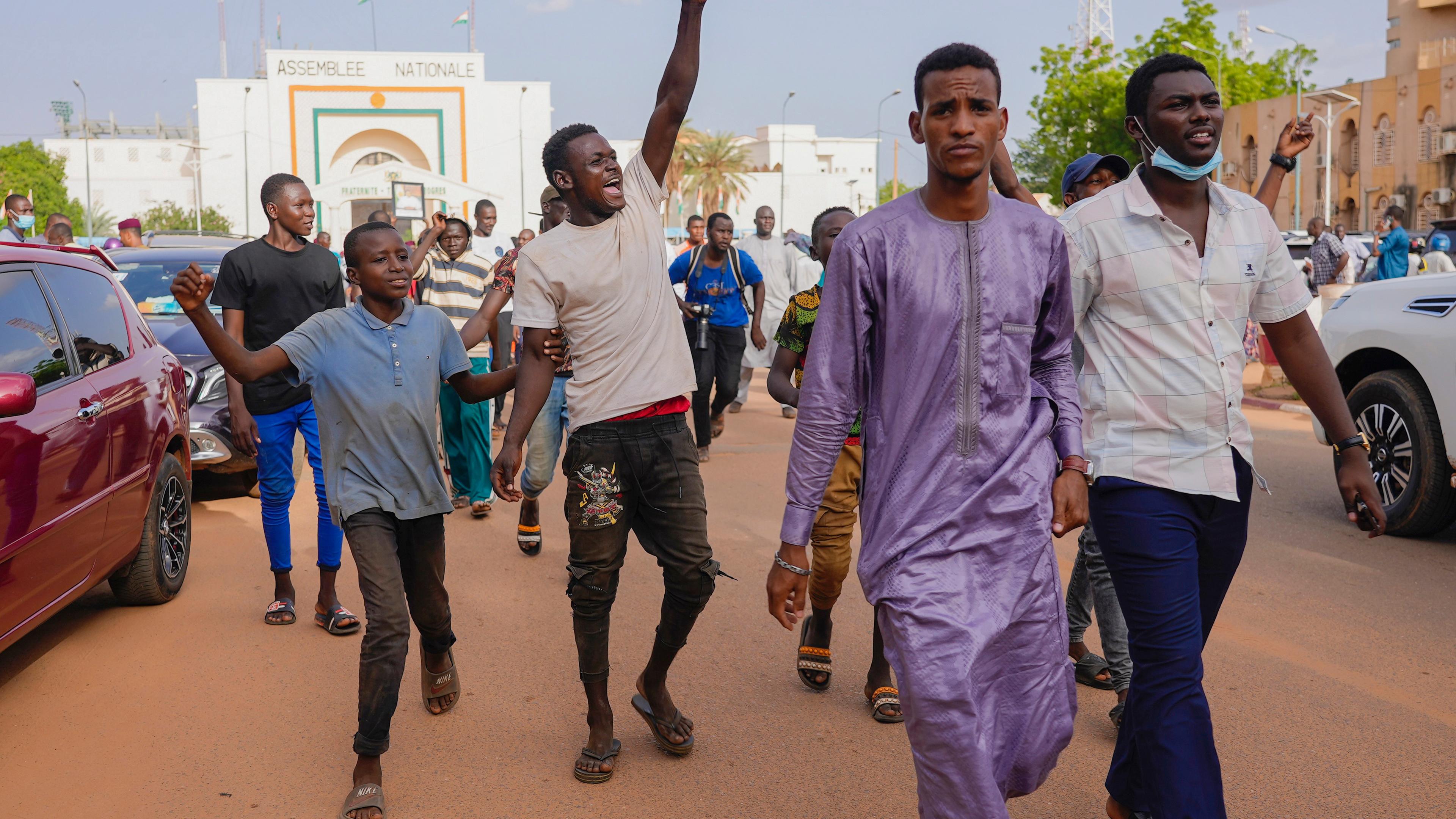 Anhänger demonstrieren für den nigrischen Präsidenten Bazoum. 