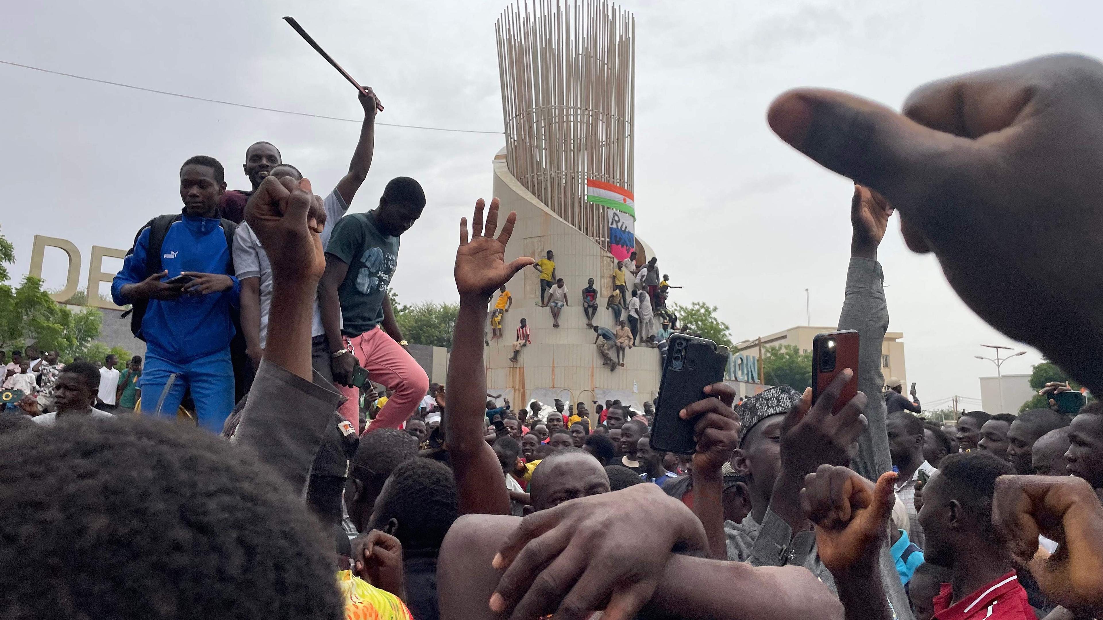 Unterstützer der nigerianischen Verteidigungs- und Sicherheitskräfte versammeln sich während einer Demonstration vor der Nationalversammlung in Niamey