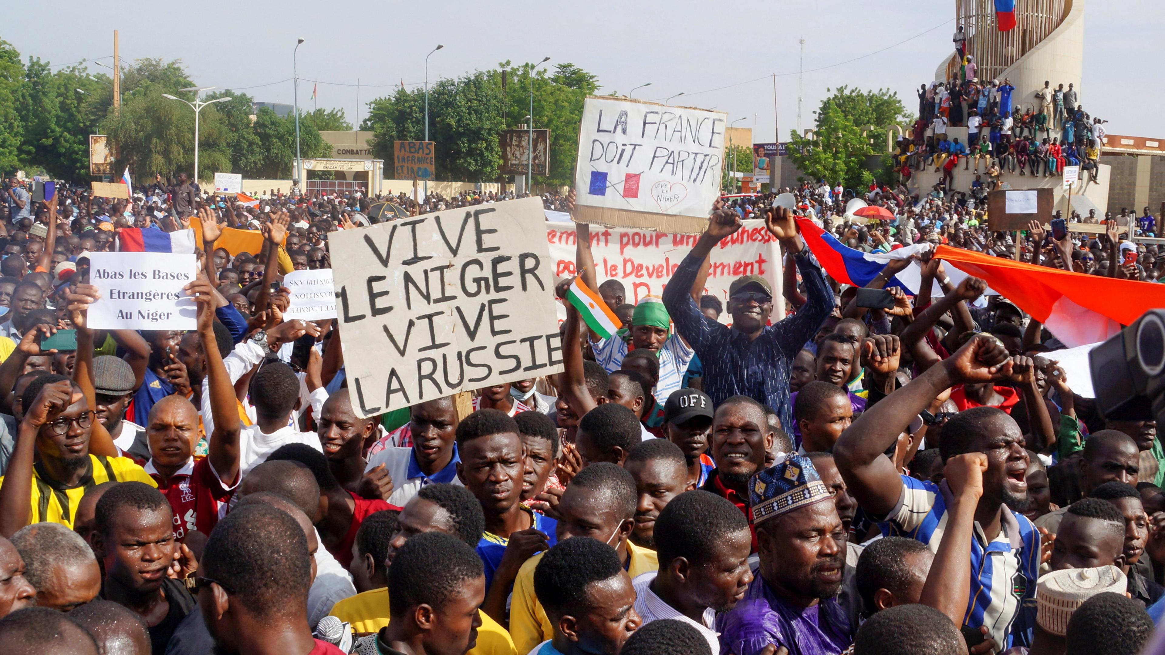 Anhänger der Putschisten im Niger protestieren vor der französischer Botschaft in Niamey