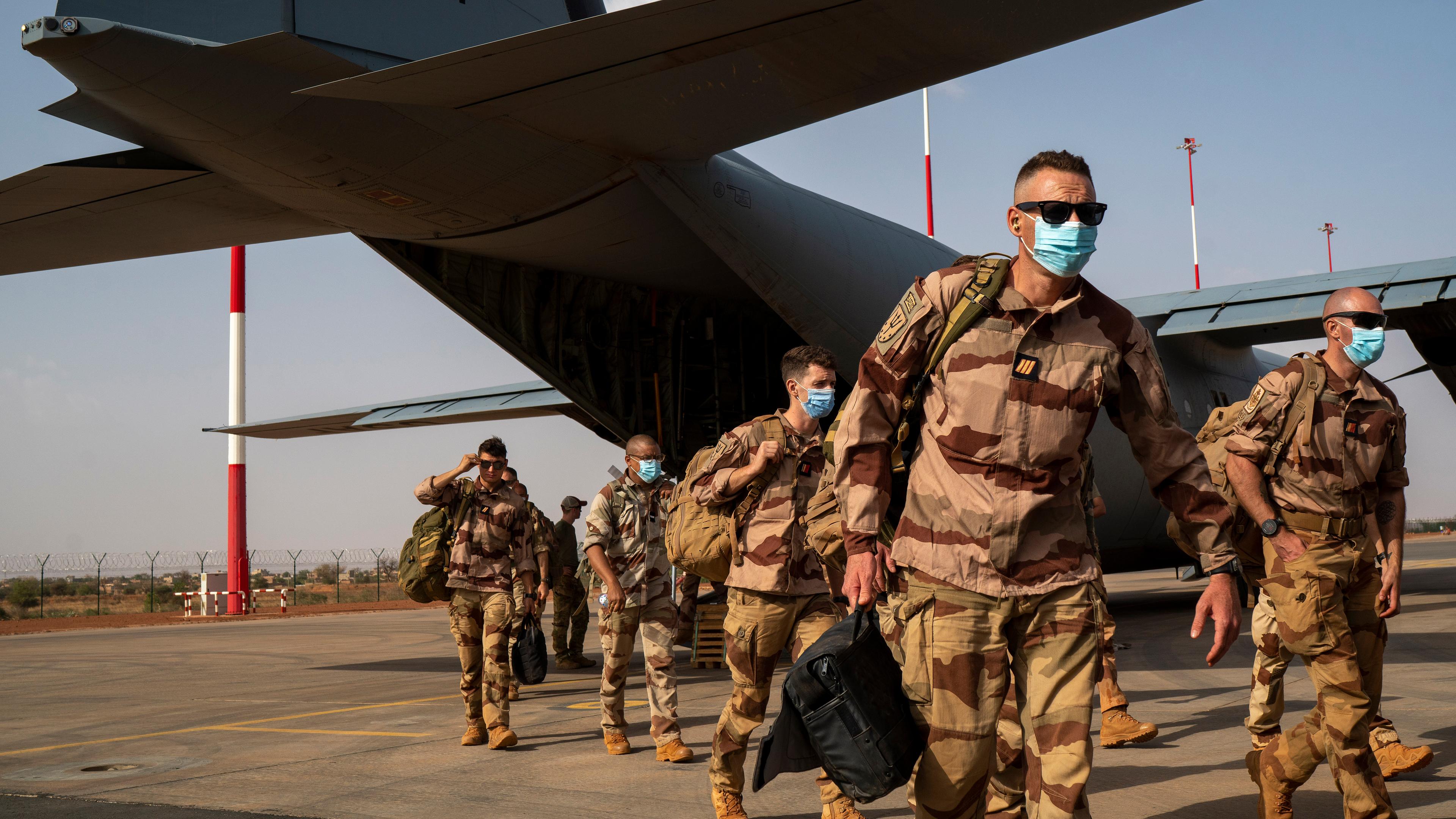 Französische Soldaten bei der Ankunft im nigerischen Niamey. 