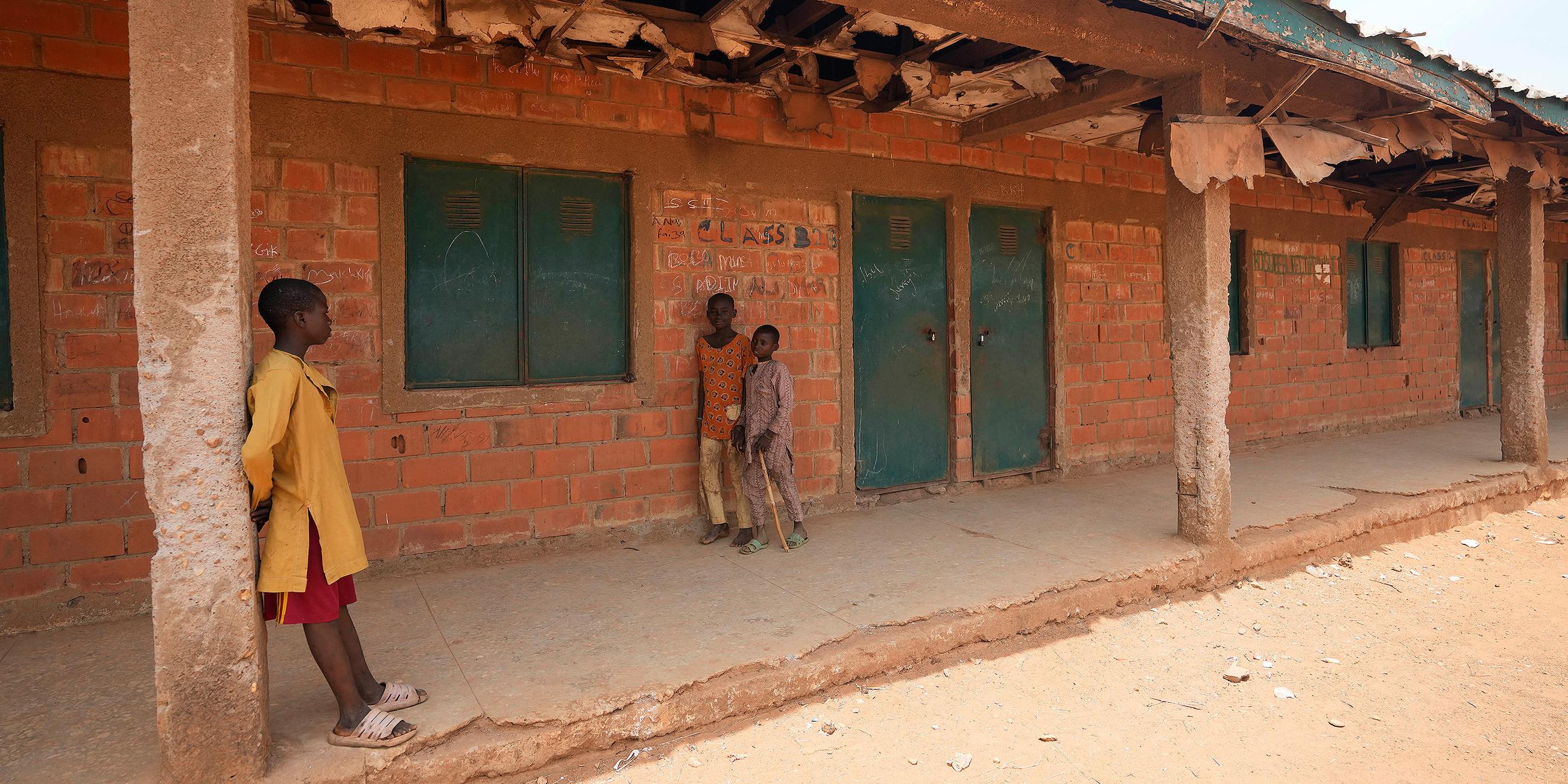 Kinder vor der LEA Primary and Secondary School Kuriga, Nigeria