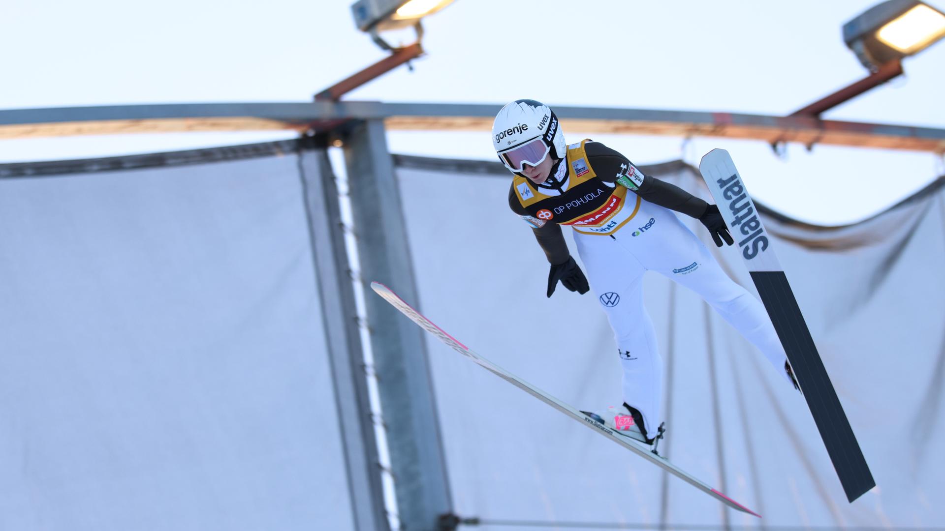 Skispringerin Nika Prevc beim Weltcup-Springen auf der Großschanze in Lahti