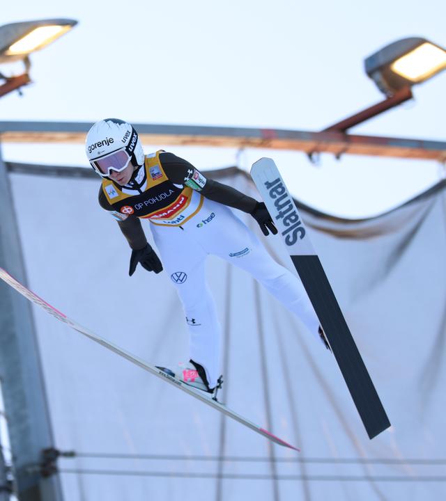 Skispringerin Nika Prevc beim Weltcup-Springen auf der Großschanze in Lahti