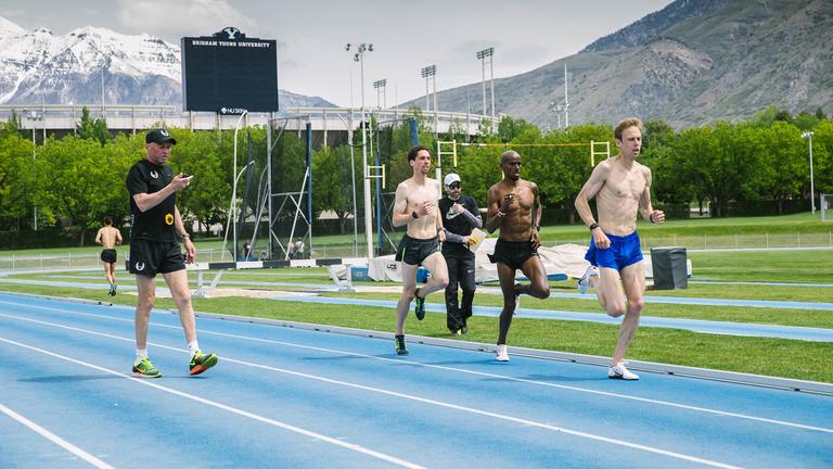 "ZDFzoom: Das System Nike - Siegen um jeden Preis": Der Chefcoach des "Nike Oregon Project" Alberto Salazar beimTraining