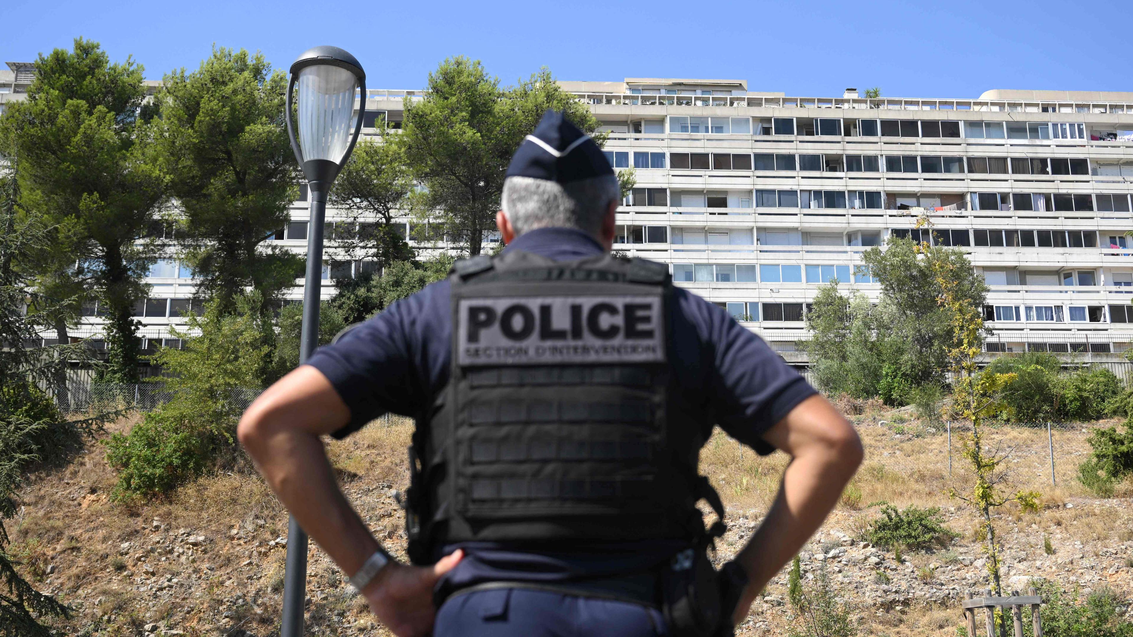 Ein französischer Polizist steht am 22. August 2023 im Viertel Pissevin in Nîmes, Südfrankreich, Wache.