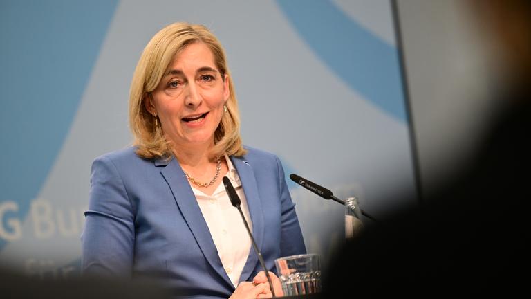 Nina Warken (CDU), Bundesministerin für Gesundheit, spricht während einer Pressekonferenz.
