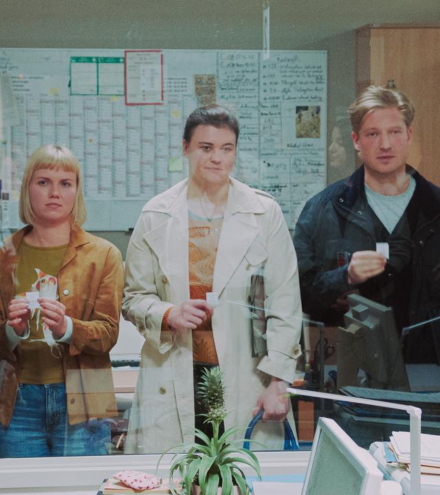 "Nine to Five - Das Amt - Vierte Etage": Die Kollegen (Rami El-Sheich Heussein, Sonja Gerter, Annemarie Franke, Anton Rubtsov, Stefan MÃ¼ser) stehen nebeneinander vor einer Glasscheibe im BÃ¼ro und blicken nach vorne.
