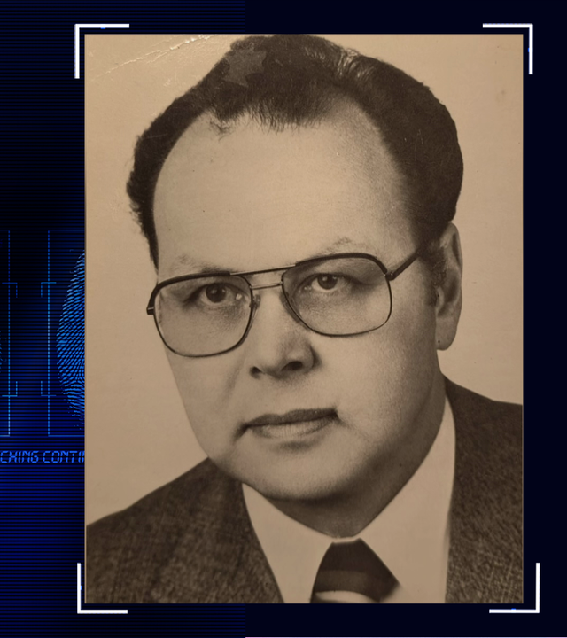 s/w-Portraitfoto eines Mannes, ca. 50 Jahre, lichtes Haar, Brille mit schmalem Rahmen. Im Anschnitt ist ein Anzug, eine Krawatte und ein weißes Hemd zu sehen. Links daneben: Lichtschematische Darstellung eines Fingerabdrucks.