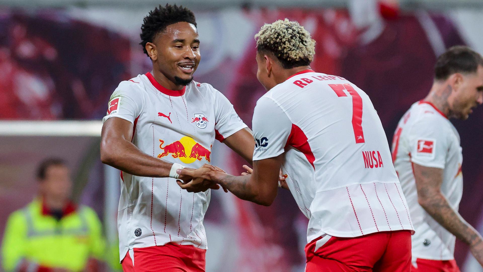 Christopher Nkunku und Antonio Nusa jubeln nach einem Tor in der Partie gegen die Eintracht aus Frankfurt