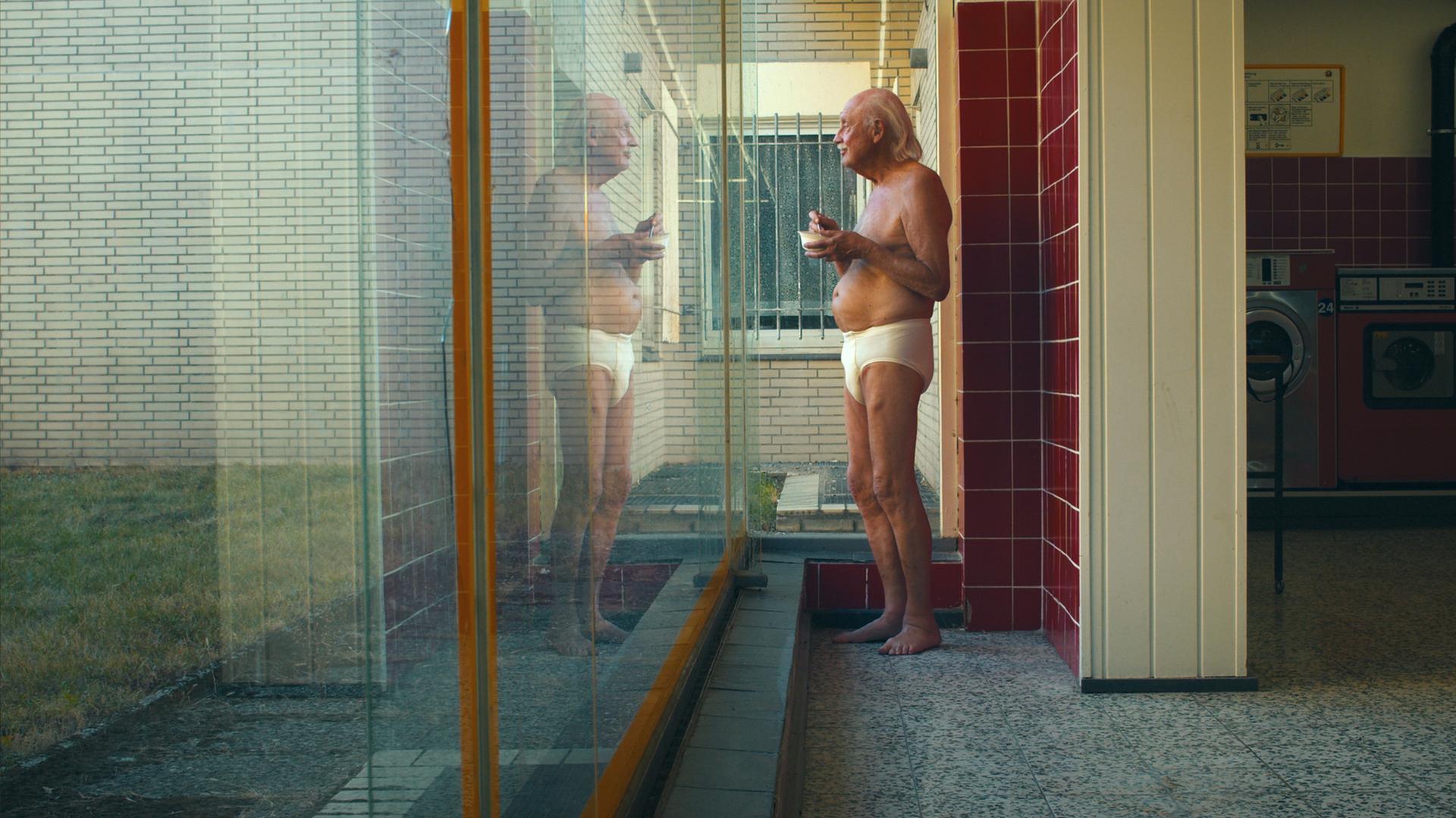  Dietrich Kuhlbrodt steht in Unterhose am Fenster im Waschsalon