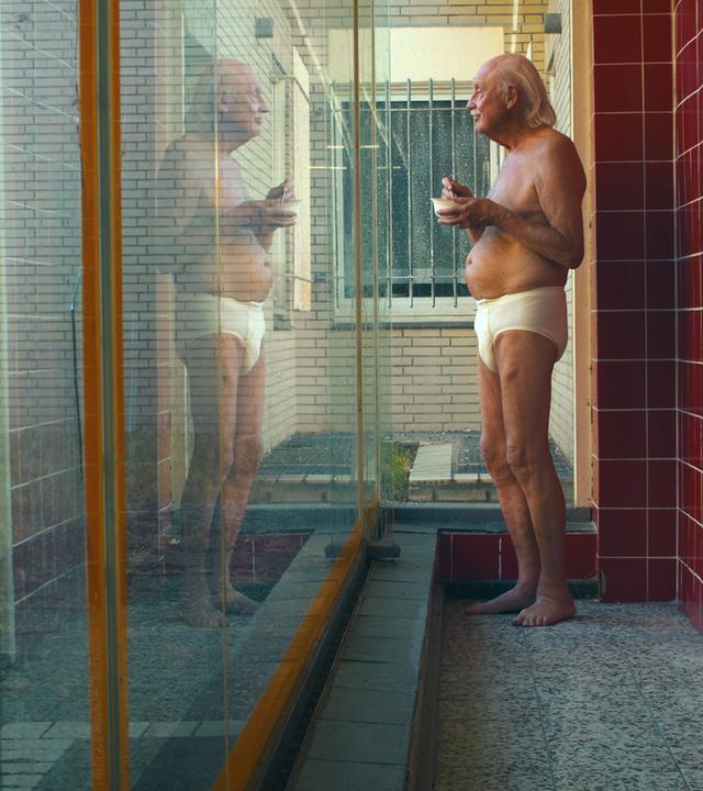  Dietrich Kuhlbrodt steht in Unterhose am Fenster im Waschsalon