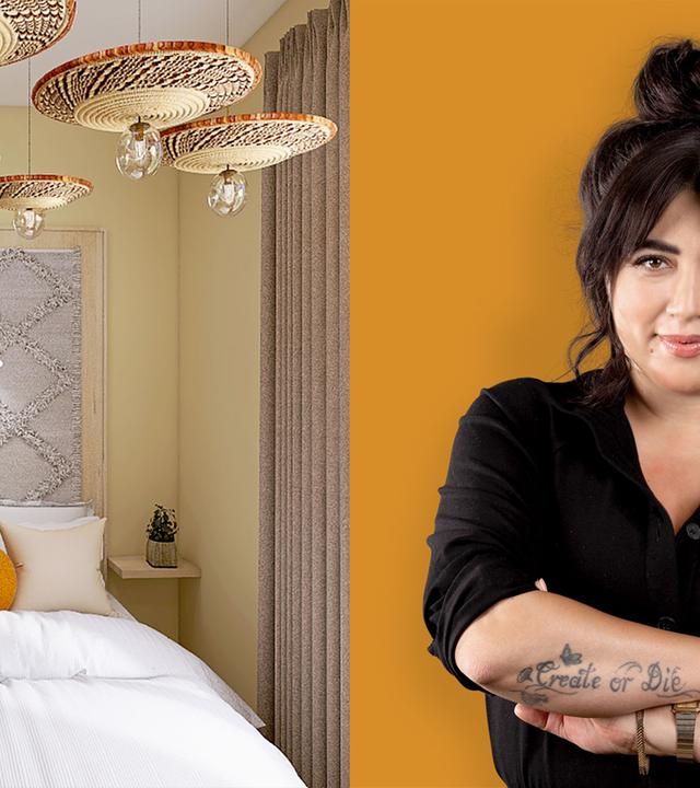 Bett mit Wandteppich und Frau mir Hammer in der Hand.