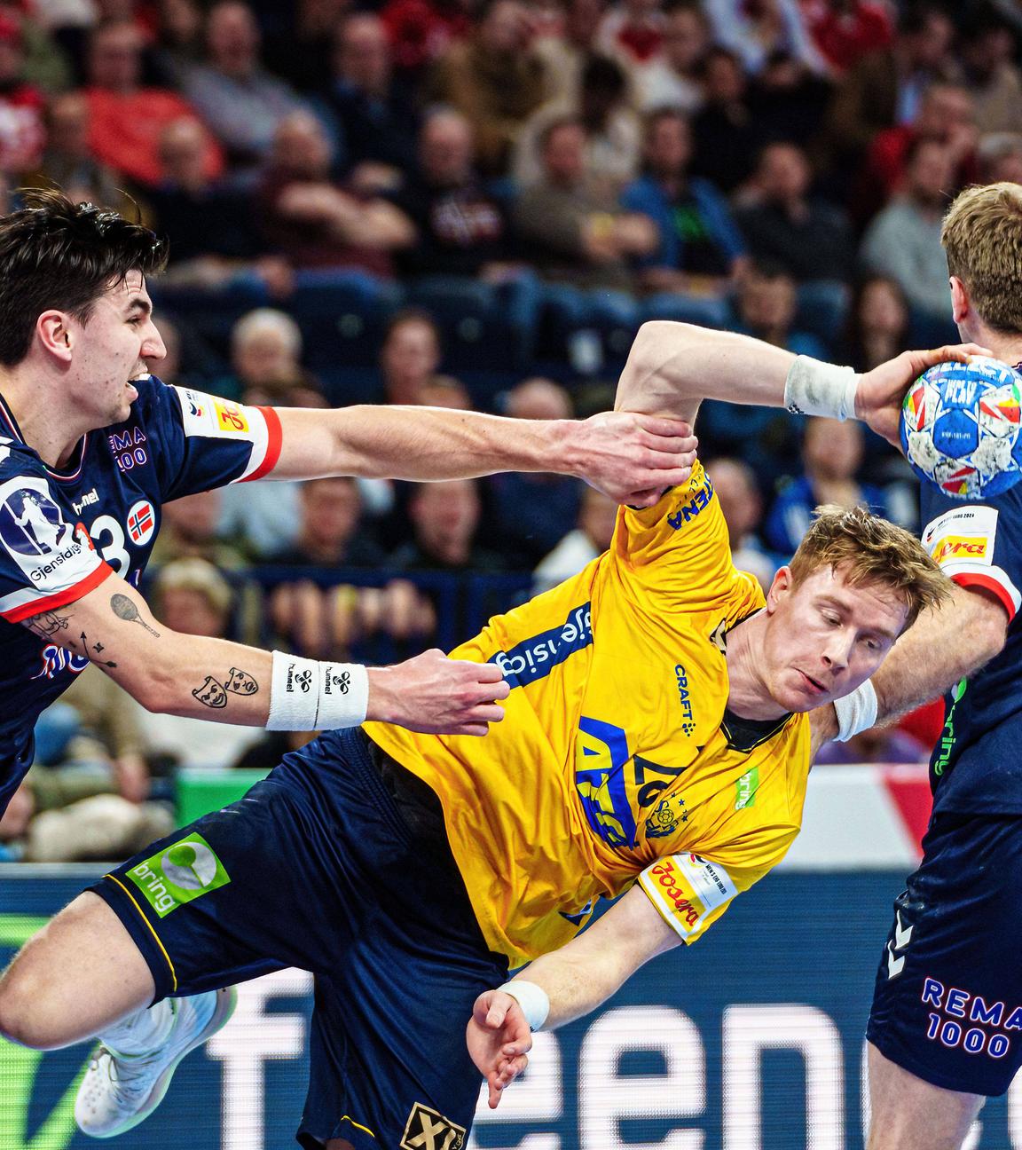 Handball-EM 2024, Hauptrunde, Norwegen - Schweden: Der Slowene Gasper Marguc beim Siebenmeter-Wurf gegen Niklas Landin Jacobsen