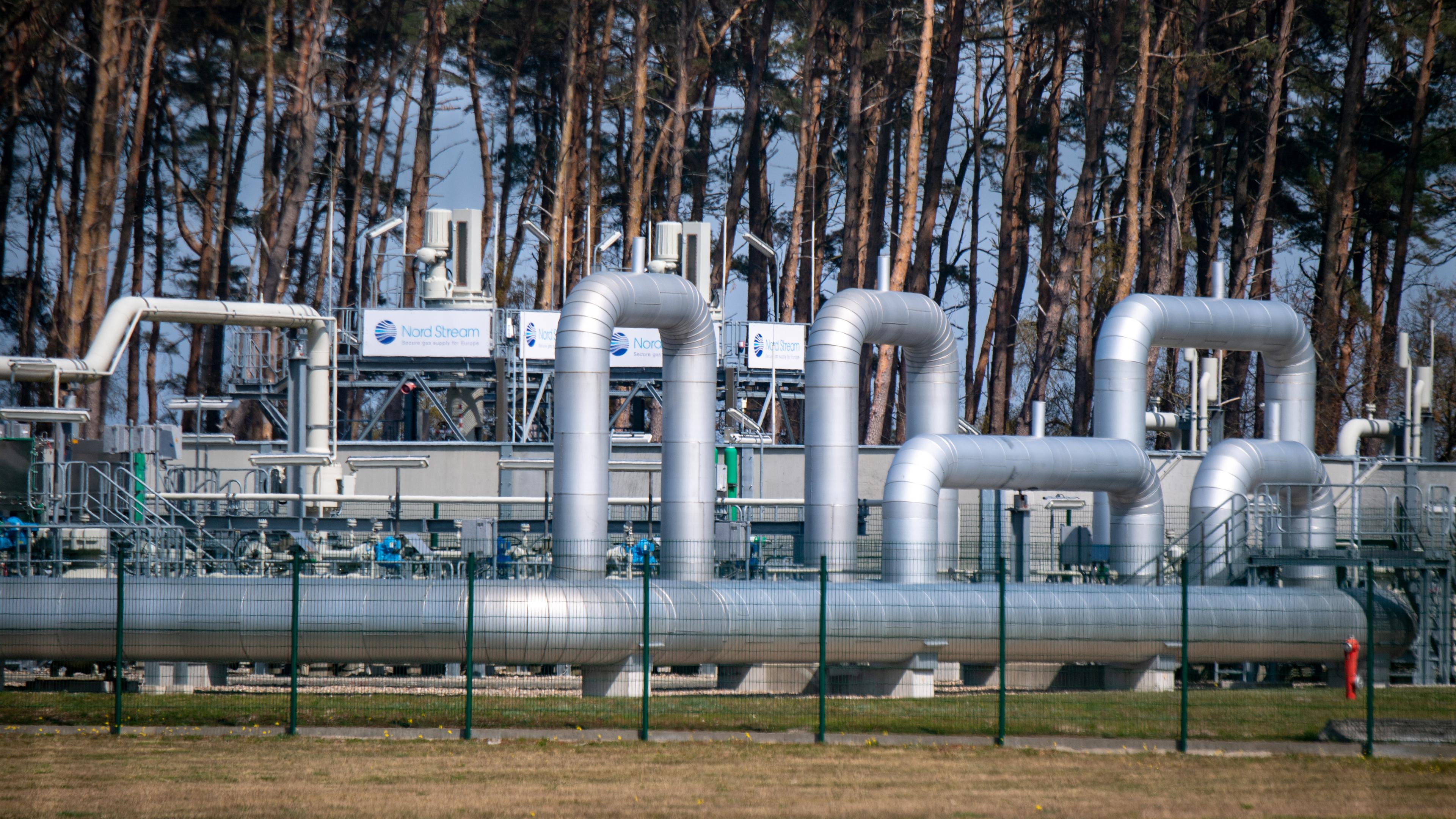 Blick auf Rohrsysteme und Absperrvorrichtungen in der Gasempfangsstation der Ostseepipeline Nord Stream 1 und der Übernahmestation der Ferngasleitung OPAL (Ostsee-Pipeline-Anbindungsleitung). 