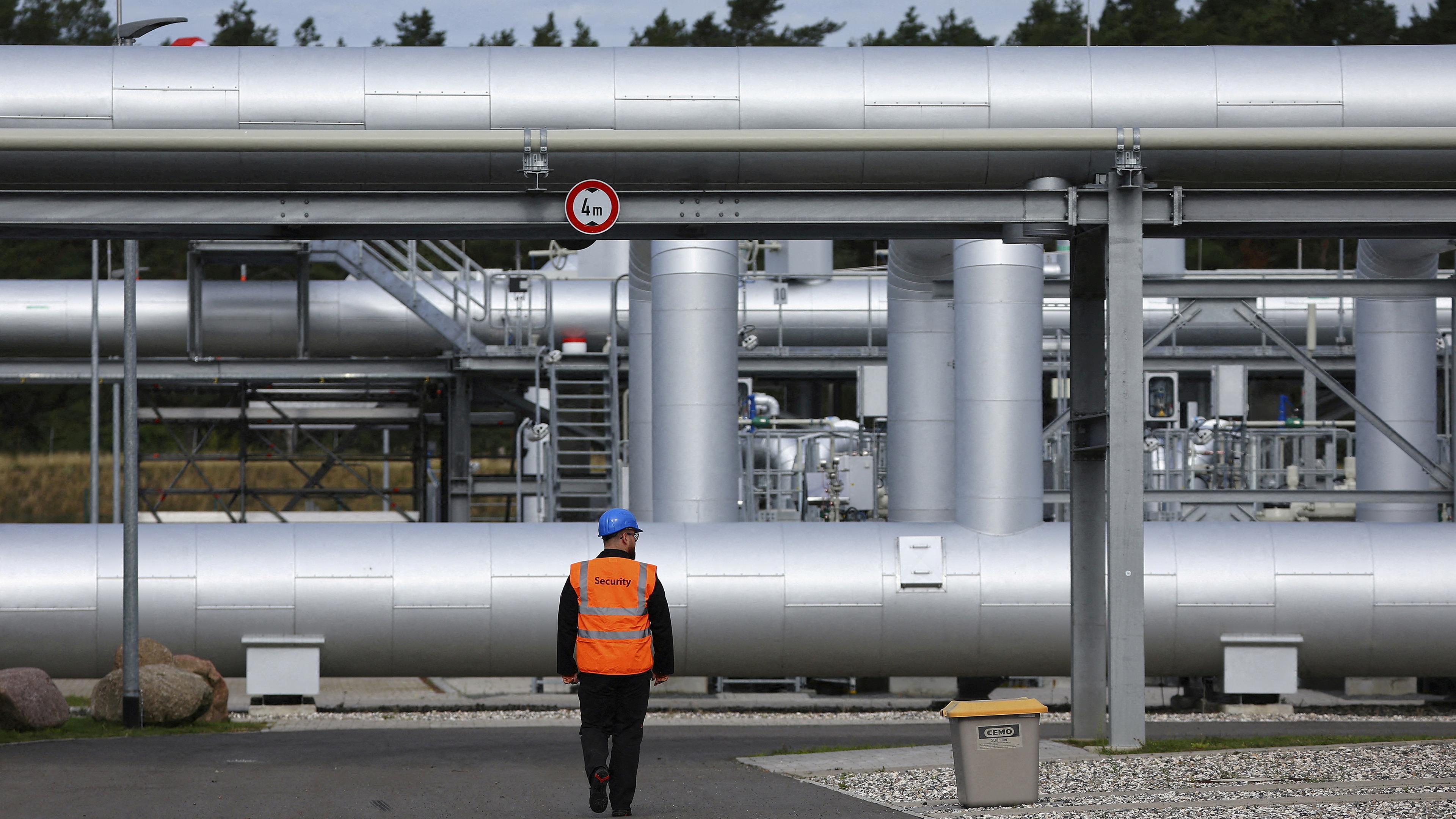 Sicherheitspersonal geht vor der Anlandungseinrichtung der Ostsee-Gaspipeline Nord Stream 2 in Lubmin, aufgenommen am 19.09.2022