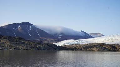 Blick auf den Nordenskljöld--Gletscher. Im Vordergrund der Gletschersee.