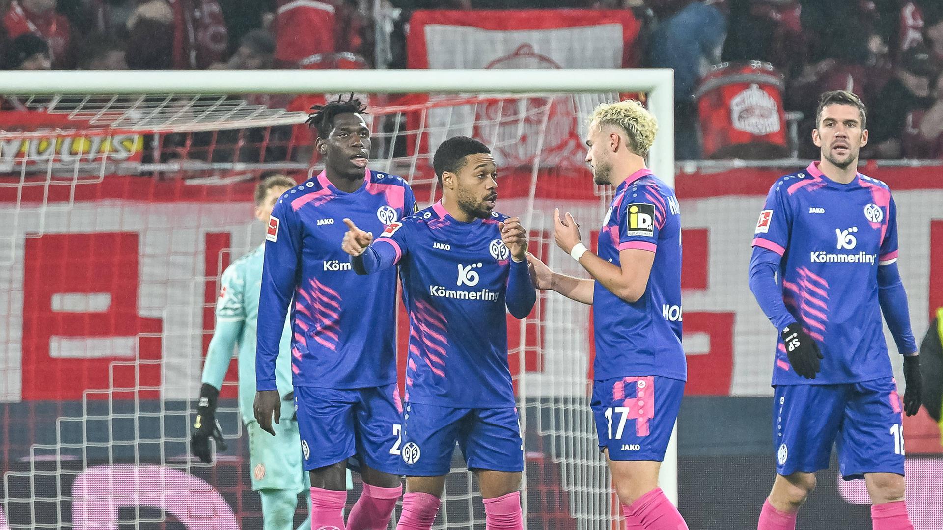 Arnaud Nordin und Benedict Hollerbach diskutieren nach dem dritten Treffer der Freiburger miteinander