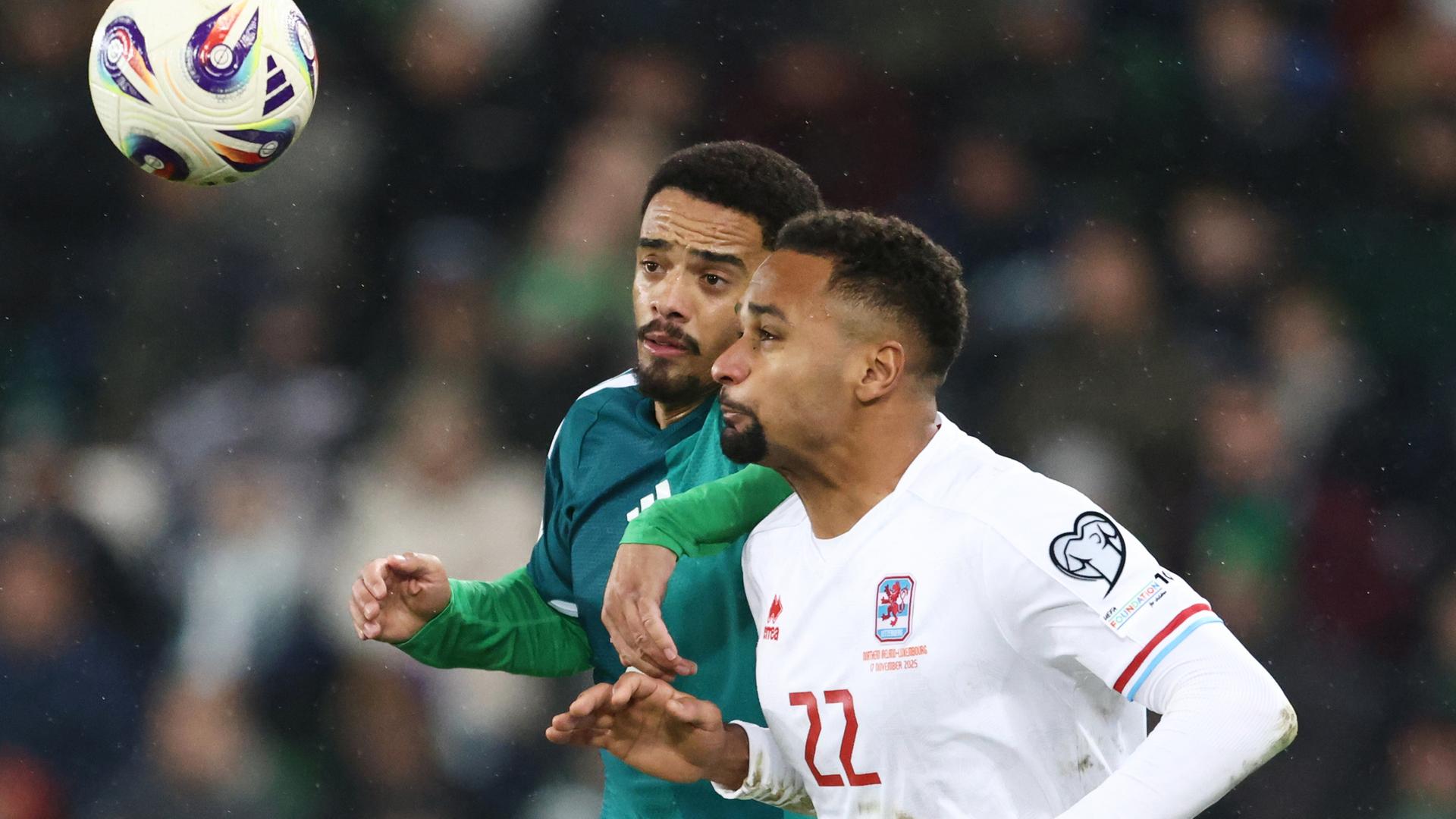 Luxemburgs Marvin Martins (rechts) kämpft um den Ball mit Jamal Lewis aus Nordirland während des Qualifikationsspiels zwischen Nordirland und Luxemburg.