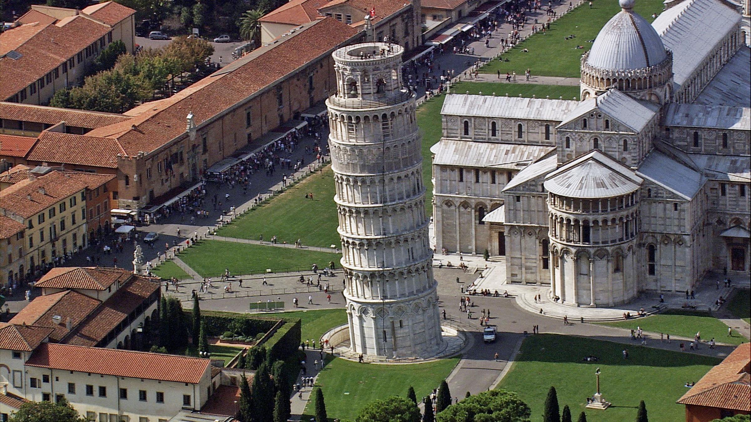  Luftaufnahme: der schiefe Turm und Dom von Pisa.