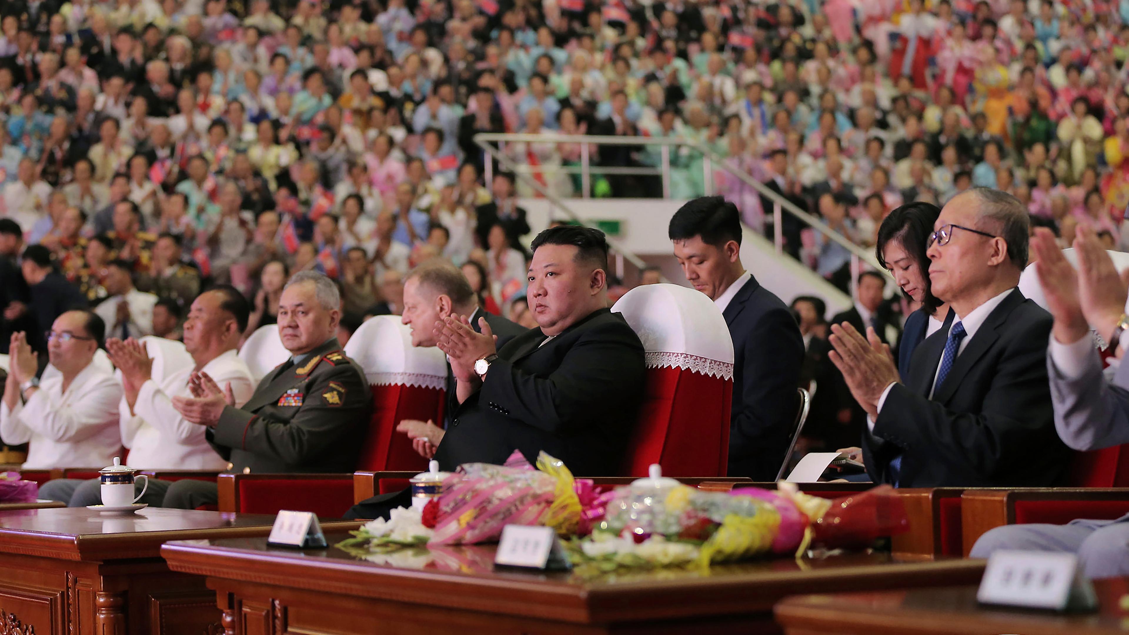 Der nordkoreanische Machthaber Kim Jong Un sitzt im nordkoreanischen Kongress neben dem russischen Verteidigungsminister Schoigu