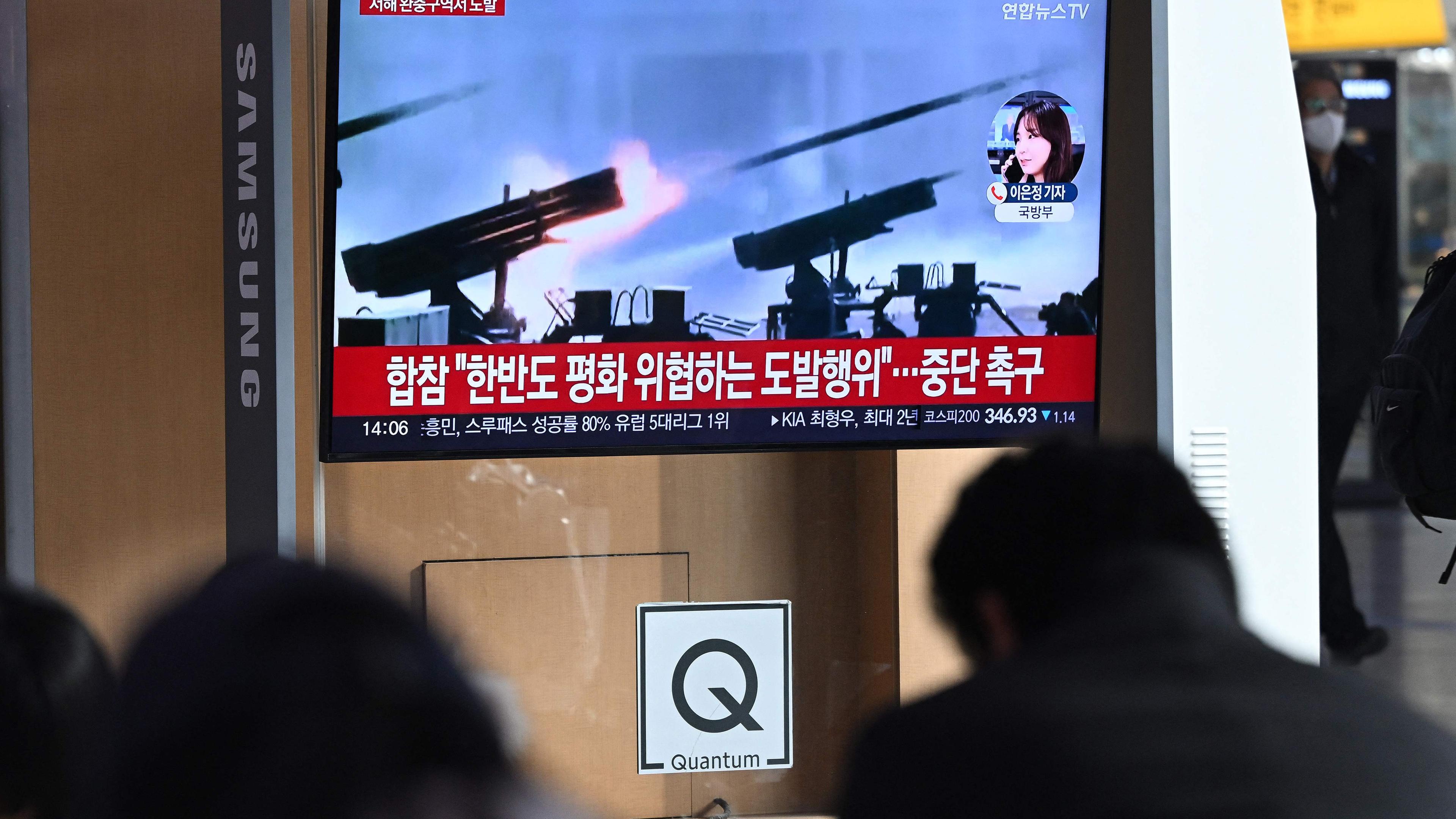 Menschen sehen am 05.01.2024 in einem Bahnhof in Seoul einen Fernsehbildschirm, auf dem eine Nachrichtensendung mit Filmmaterial über den nordkoreanischen Artilleriebeschuss gezeigt wird.