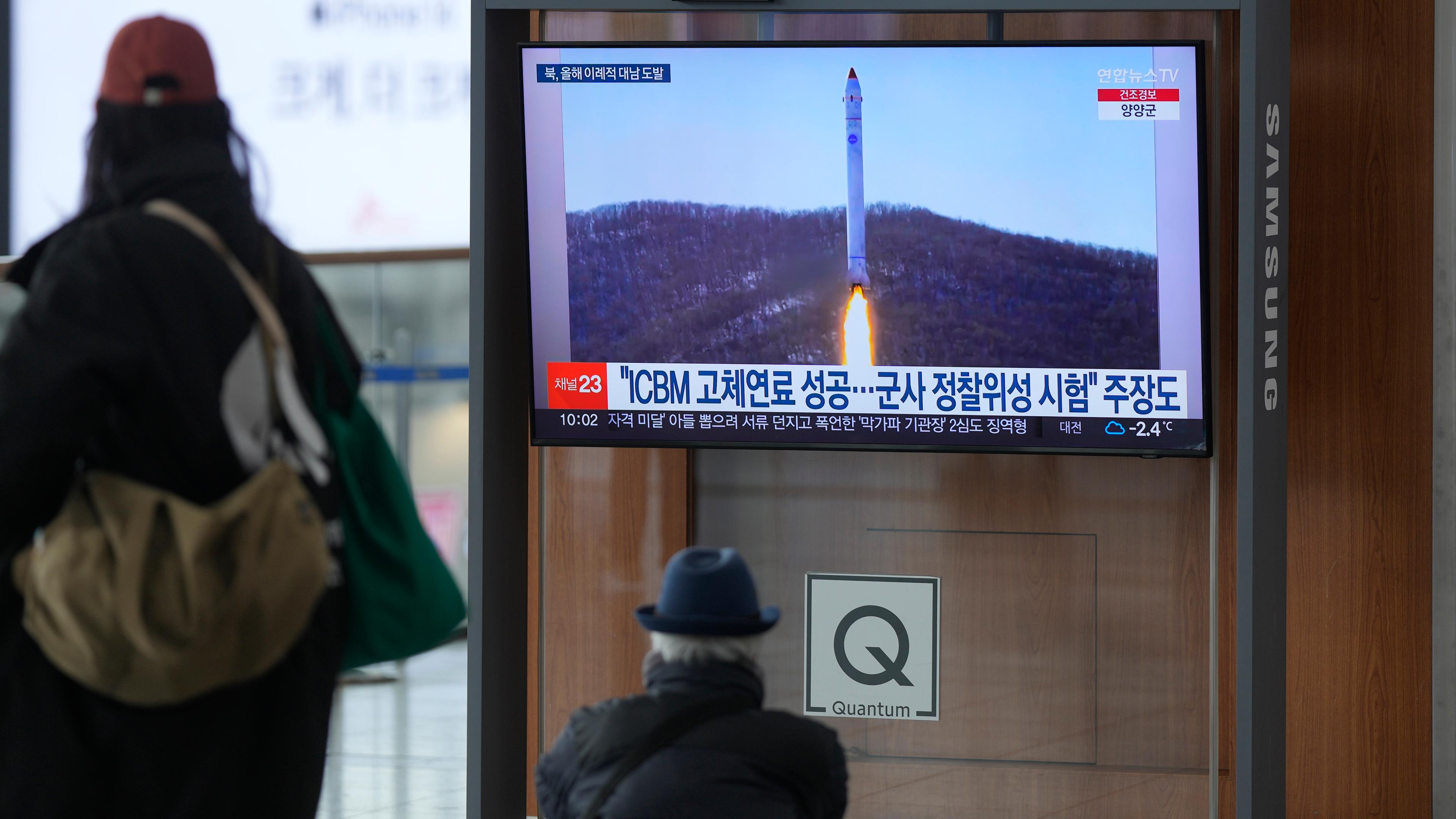  Ein Fernsehbildschirm zeigt ein Archivbild der nordkoreanischen Rakete mit dem Testsatelliten während einer Nachrichtensendung im Bahnhof von Seoul.