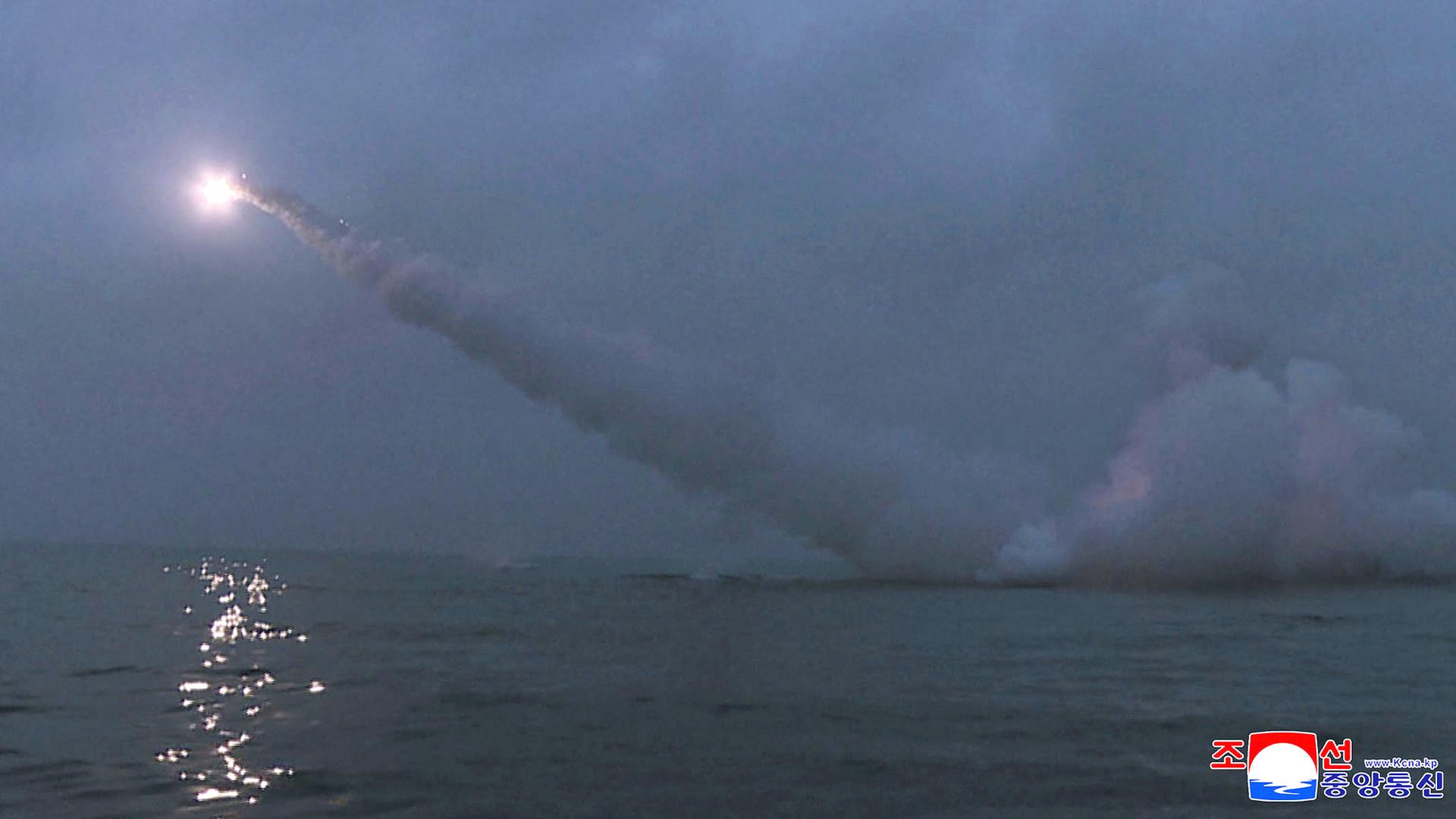 Dieses von der nordkoreanischen Regierung zur Verfügung gestellte Foto zeigt einen Marschflugkörper, den das Land nach eigenen Angaben am 12.032023, von einem U-Boot aus vor der Ostküste Nordkoreas abgefeuert hat