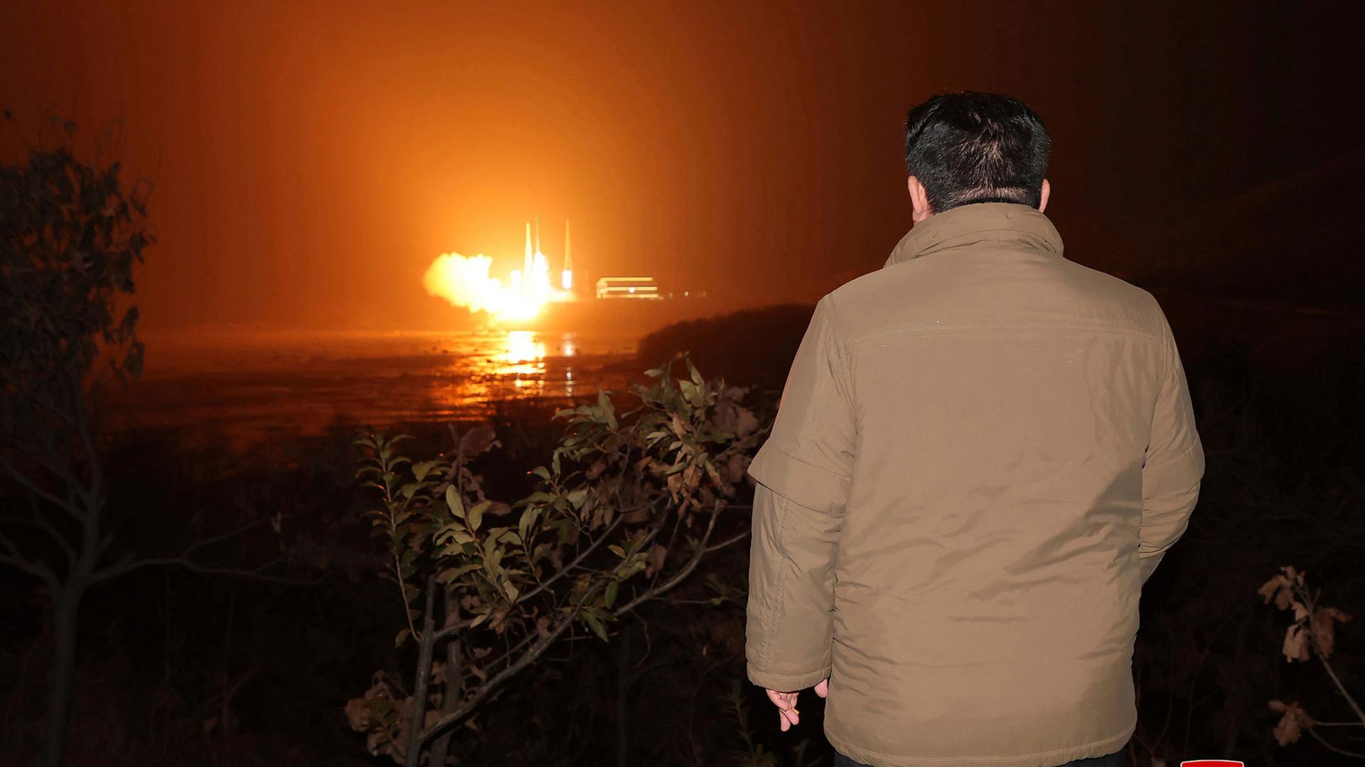 Raketenstart: Das von Nordkoreas Nachrichtenagentur KCNA verbreitete Bild soll Machthaber Kim Jong Un beim Betrachten zeigen