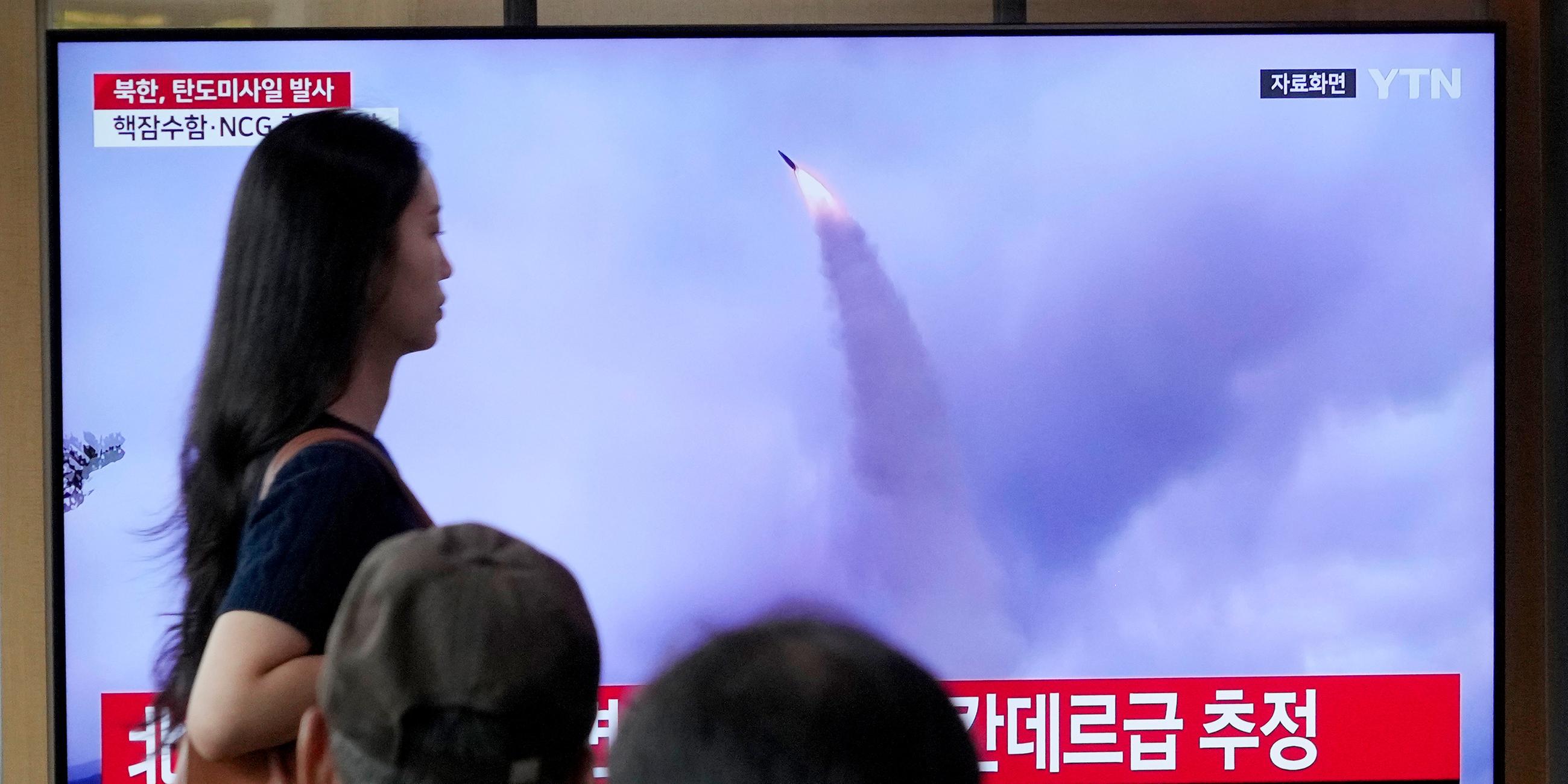 Ein Fernsehbildschirm zeigt ein Archivbild des nordkoreanischen Raketenstarts während einer Nachrichtensendung im Bahnhof von Seou (Südkorea), aufgenommen am 19.07.2023