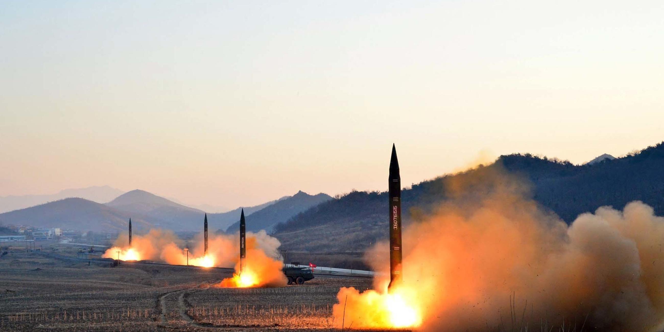 Raketen-Test in Nordkorea, aufgenommen am 06.03.2017 in Tongchang Ri (Nordkorea)