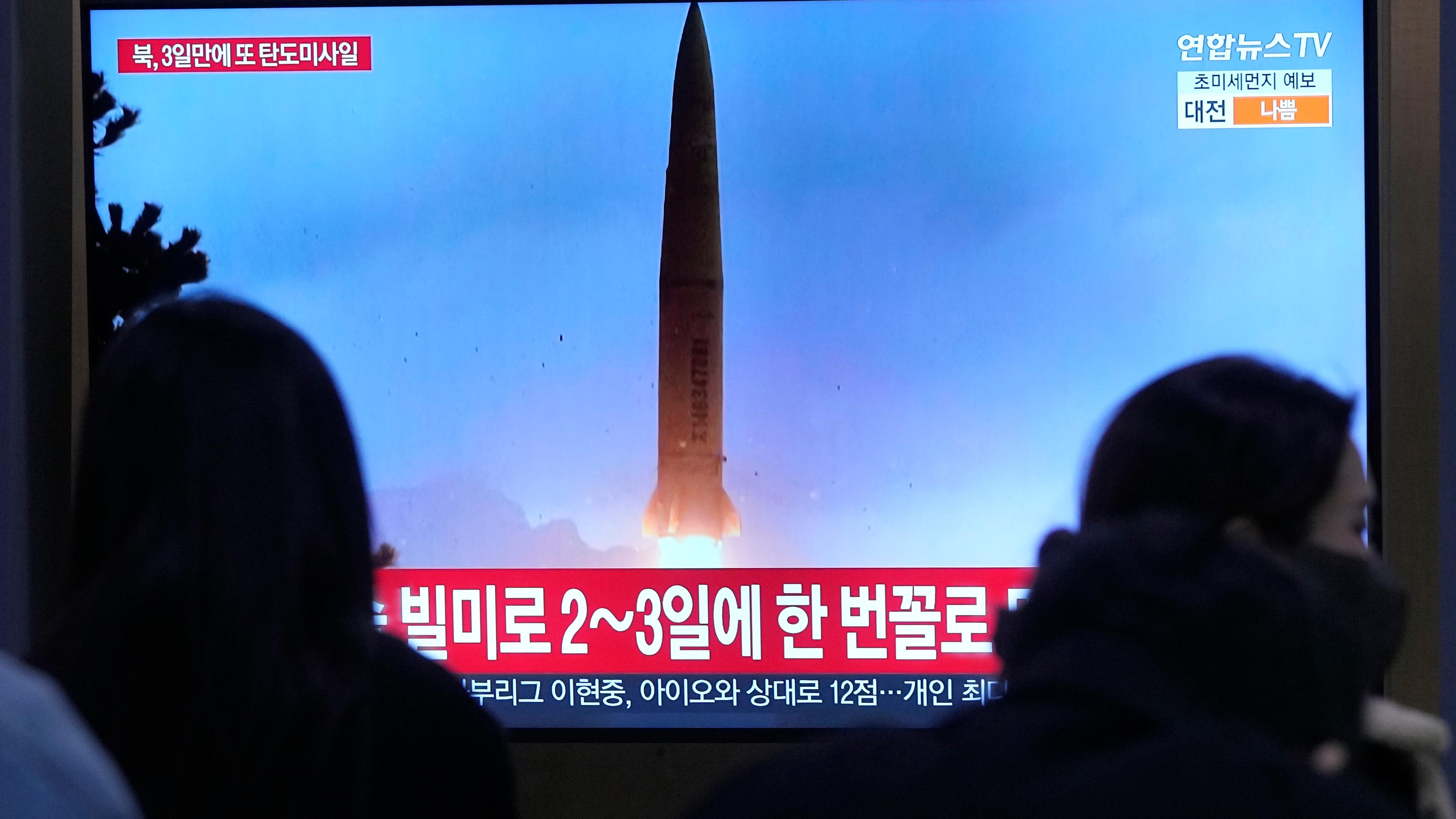 Ein TV-Bildschirm im südkoreanischen Seoul zeigt ein Archivbild eines Raketenstarts von Nordkorea.