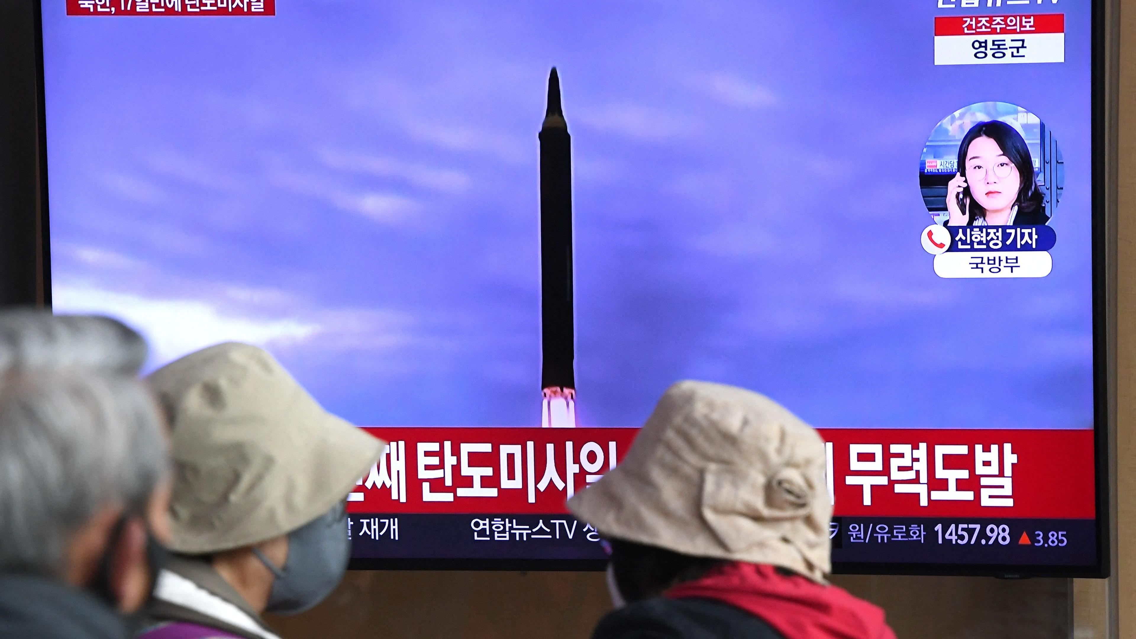 Fernsehübertragung eines nordkoreanischen Raketentests in Südkoreas Hauptstadt Seoul.