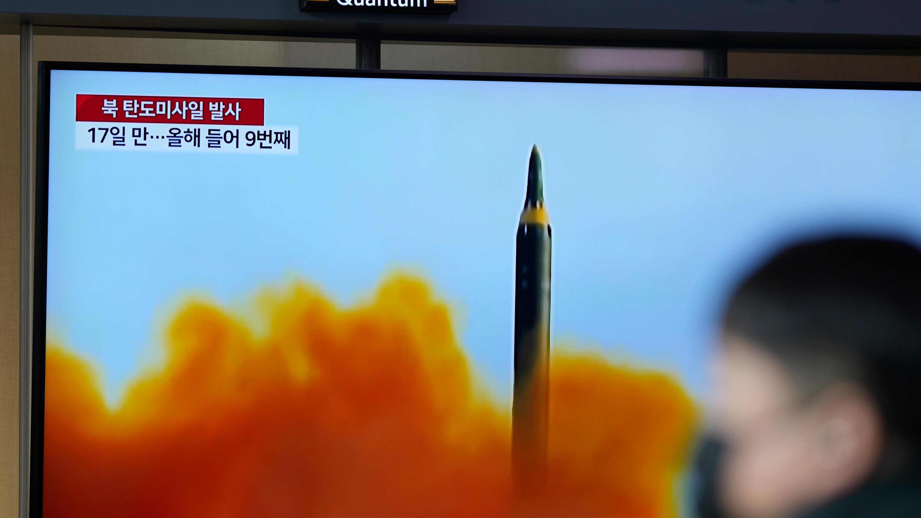 Auf einem Fernsehbildschirm wird während einer Nachrichtensendung im Bahnhof von Seoul, Südkorea, am Donnerstag, 13. April 2023, über den Raketenstart Nordkoreas berichtet.