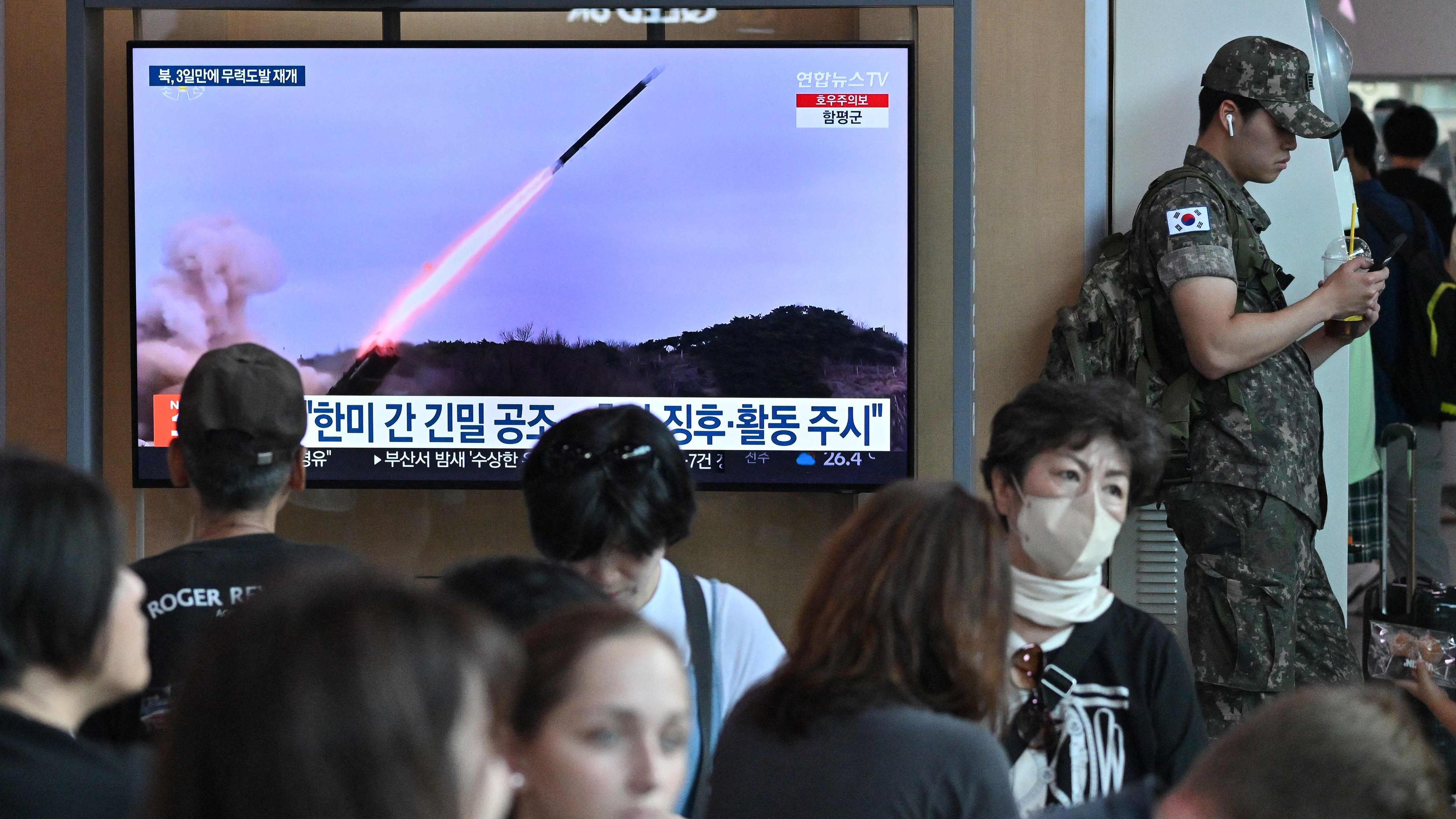 Auf einem Bildschirm am Bahnhof in Seoul sieht man Archivmaterial eines nordkoreanischen Raketentests.