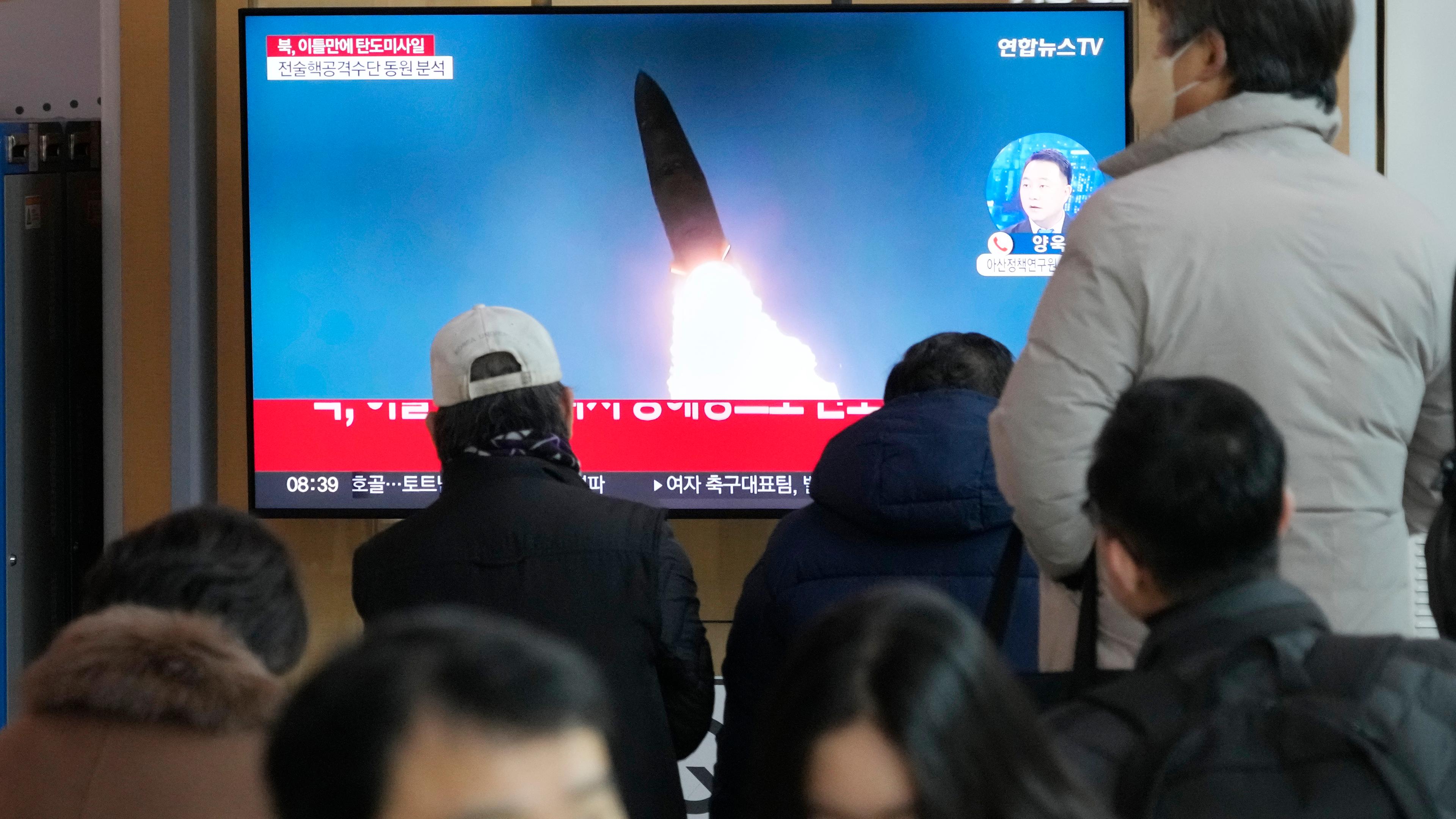 Ein Fernsehbildschirm zeigt ein Archivbild eines nordkoreanischen Raketenstarts während einer Nachrichtensendung im Bahnhof von Seoul.