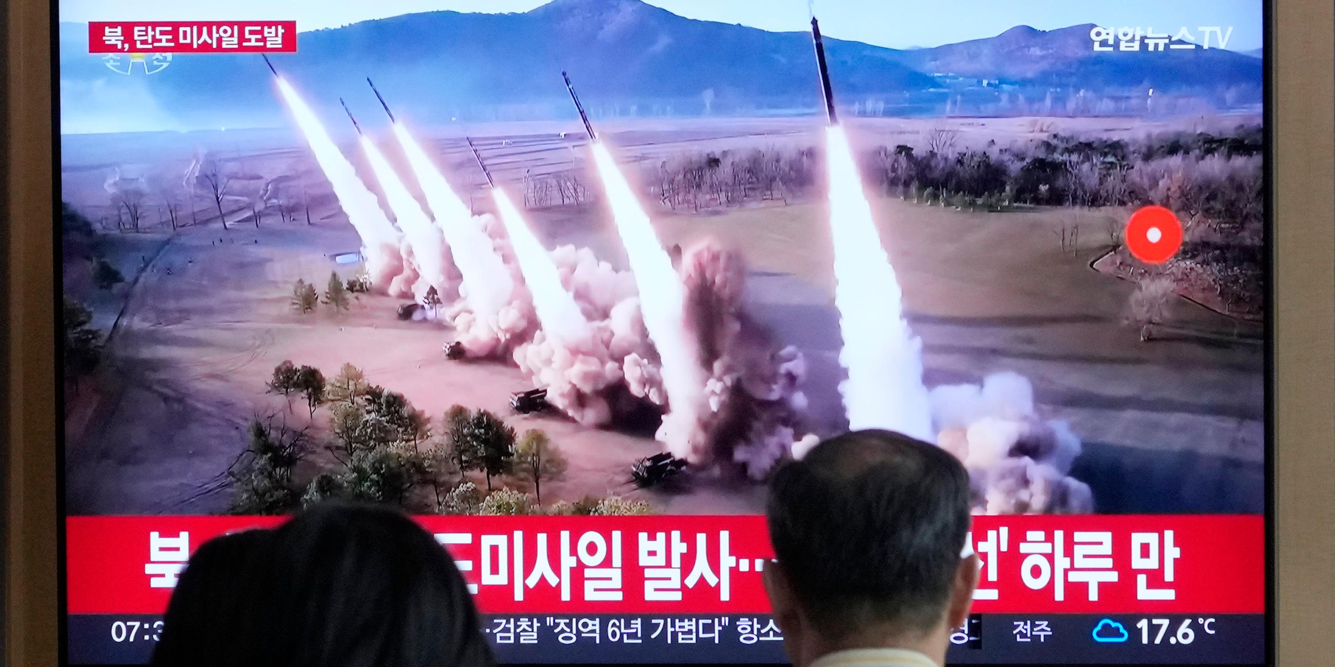Südkorea: Menschen sehen sich ein Nachrichtenprogramm an, das ein Archivbild eines nordkoreanischen Raketenstarts am Bahnhof von Seoul zeigt.