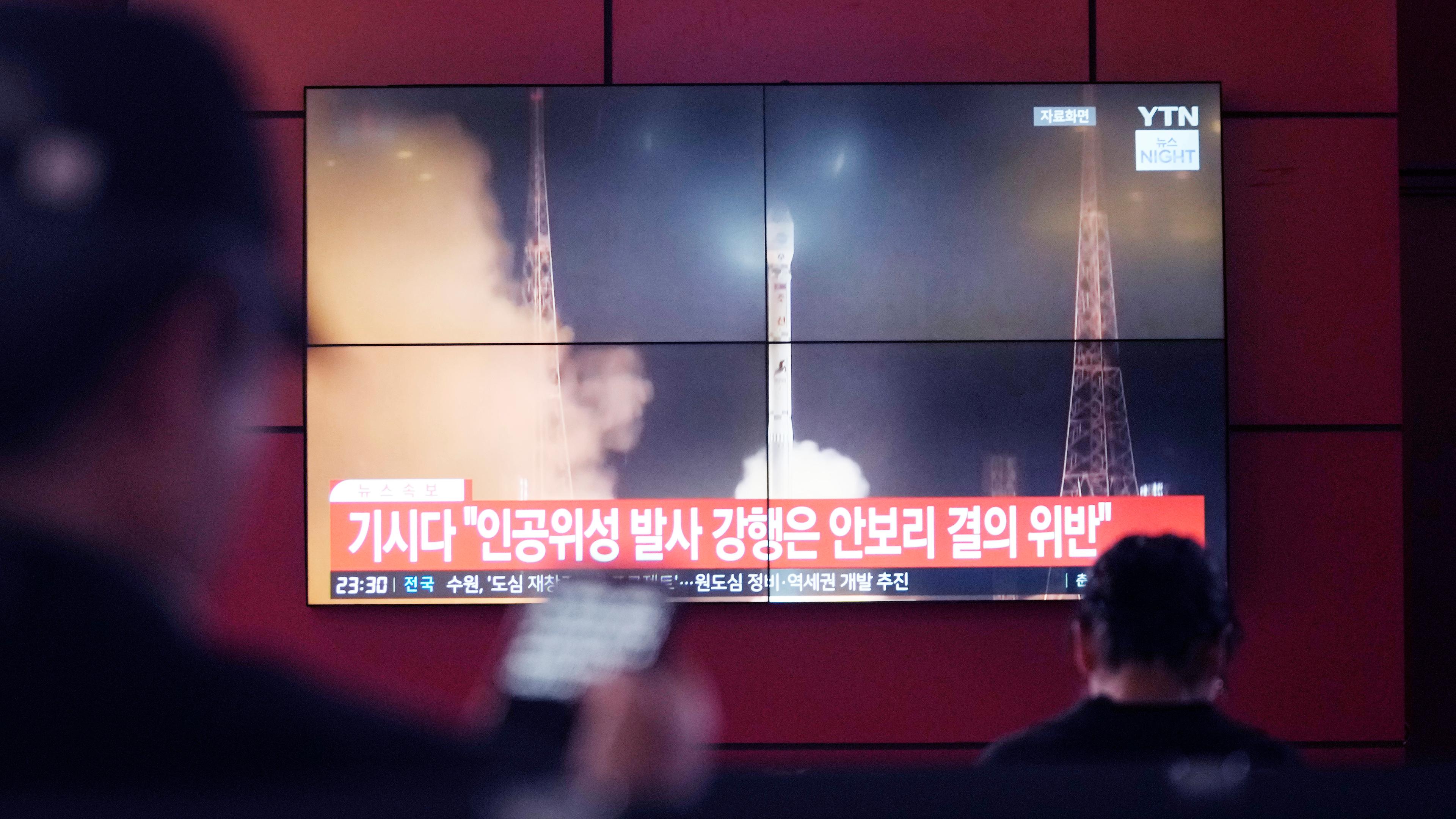 Südkorea, Seoul: Auf einem Fernsehbildschirm in einem Busbahnhof in Seoul ist ein Archivbild eines nordkoreanischen Raketenstarts während einer Nachrichtensendung zu sehen.