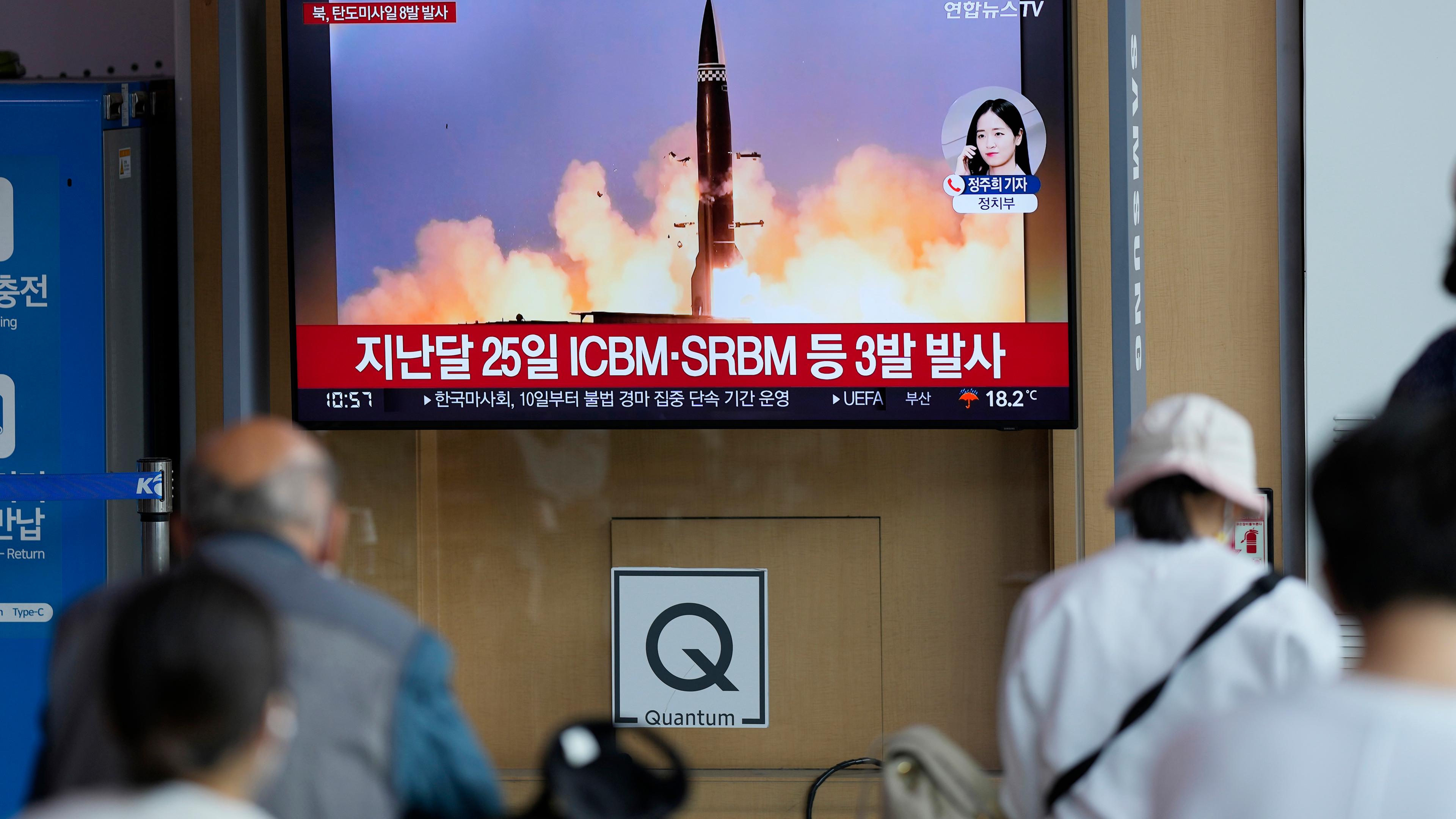 Im südkoreanischen Fernsehen sind Bilder von einem nordkoreanischen Raketentest zu sehen.