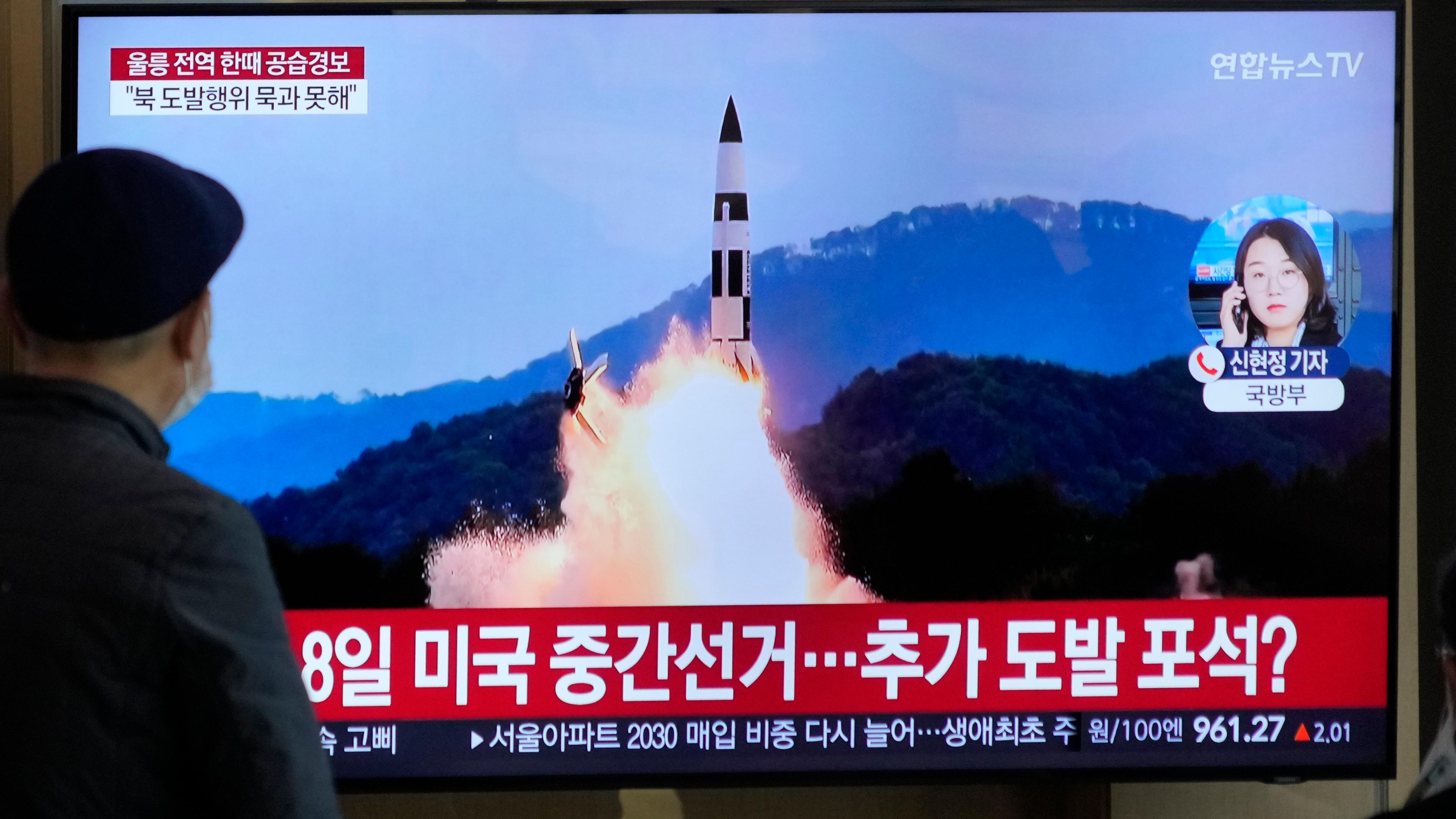 In einer Nachrichtensendung wird eine Archivaufnahme eines nordkoreanischen Raketenstarts gezeigt.